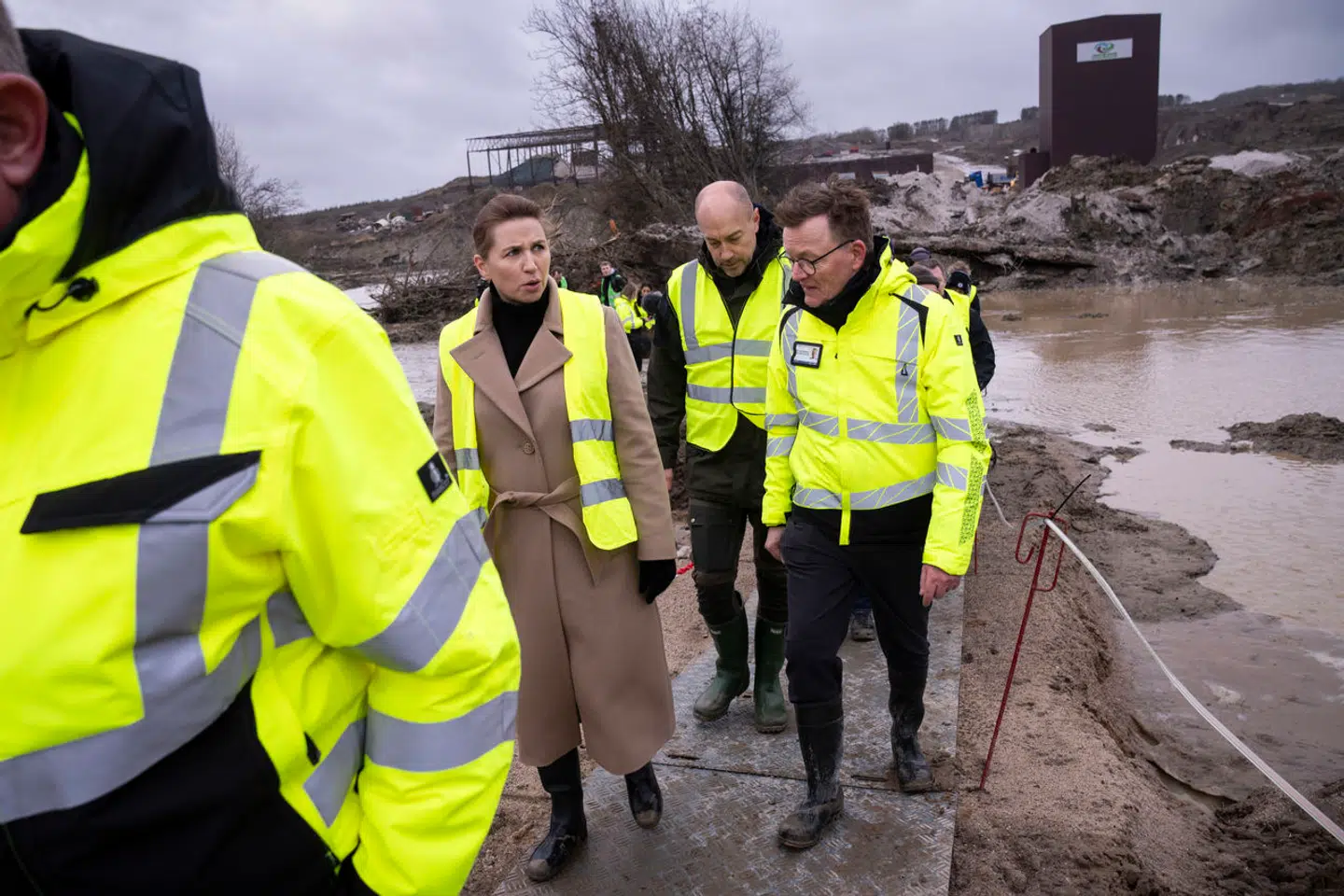 Statsminister Mette Frederiksen (S) og miljøminister Magnus Heunicke (S) besøgte den 22. januar arnestedet for Nordic Waste-skandalen i Ølst. Forud for besøget lå en omfattende planlægning, som Berlingske nu kan beskrive. Arkivfoto.
