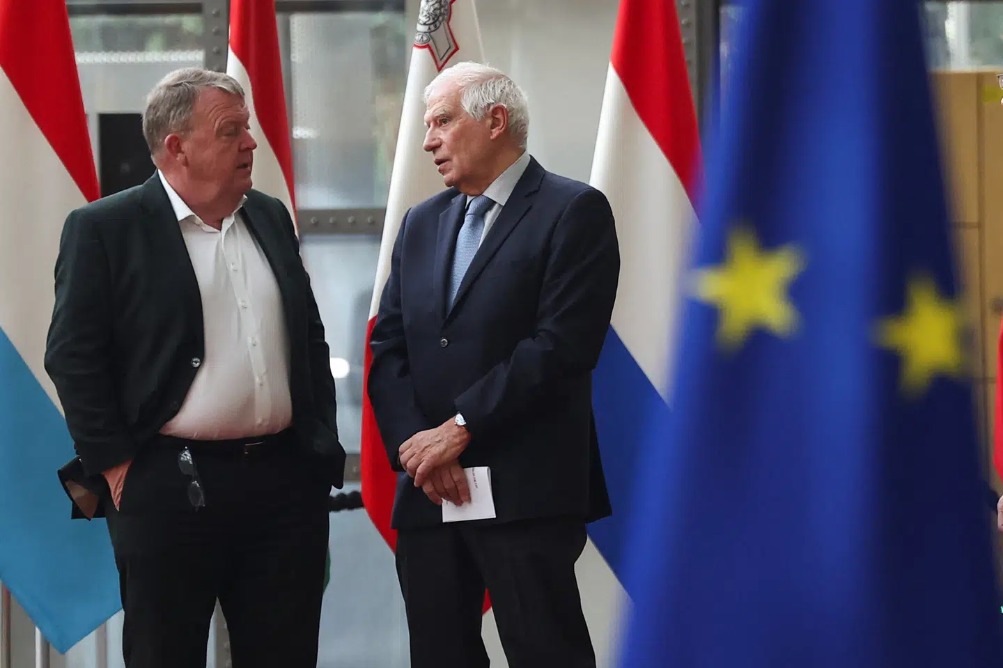 Udenrigsminister Lars Løkke Rasmussen (M) fik mandag lejlighed til at tale med EU's udenrigschef, Josep Borrell, i Bruxelles forud for, at EU-landene ventes at sende krigsskibe til Det Røde Hav for at skabe ro for handelsskibe, der bliver angrebet af houthier.