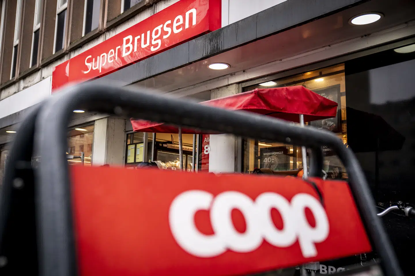 Episoden, de syv unge mænd er tiltalt for, fandt sted i en SuperBrugsen-butik på Nørrebrogade i København. (Arkivfoto).