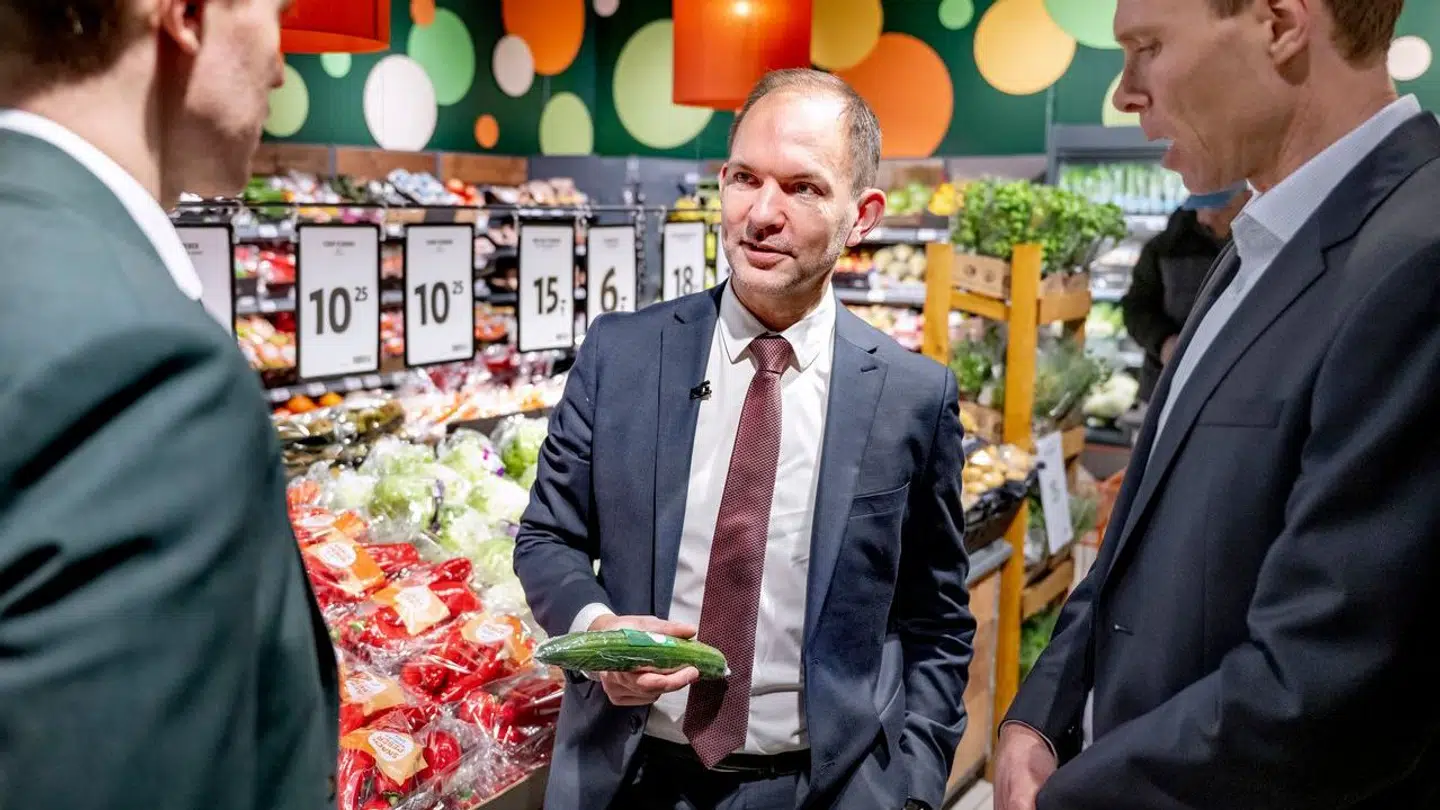 Her ses skatteminitser Jeppe Bruus (S) med en agurk i hånden i 365discount.