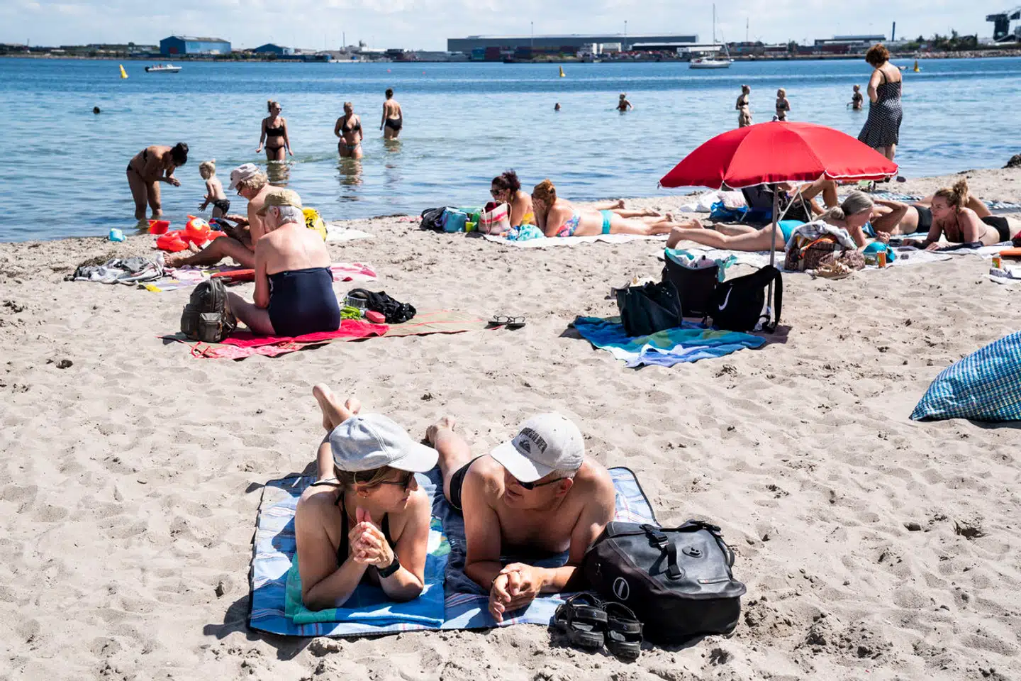 Pensionsopsparingens størrelse er med til at afgøre, hvilken slags liv du får som pensionist. Her nyder danskere lediggang på Svanemøllen Strand.