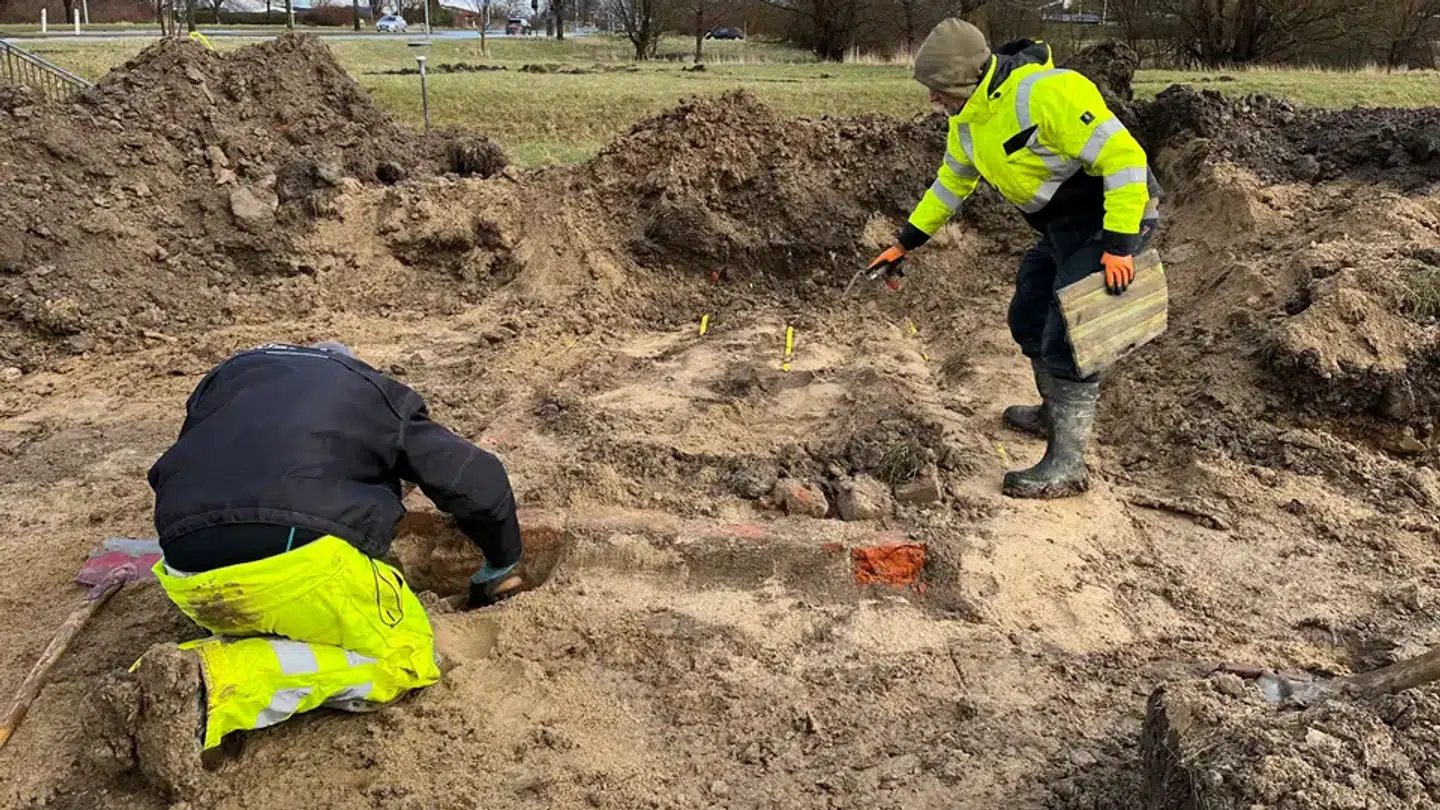 Arkæologer fandt blandt andet også bæltespænder fra 1600-tallet og mønter fra 1200-tallet.