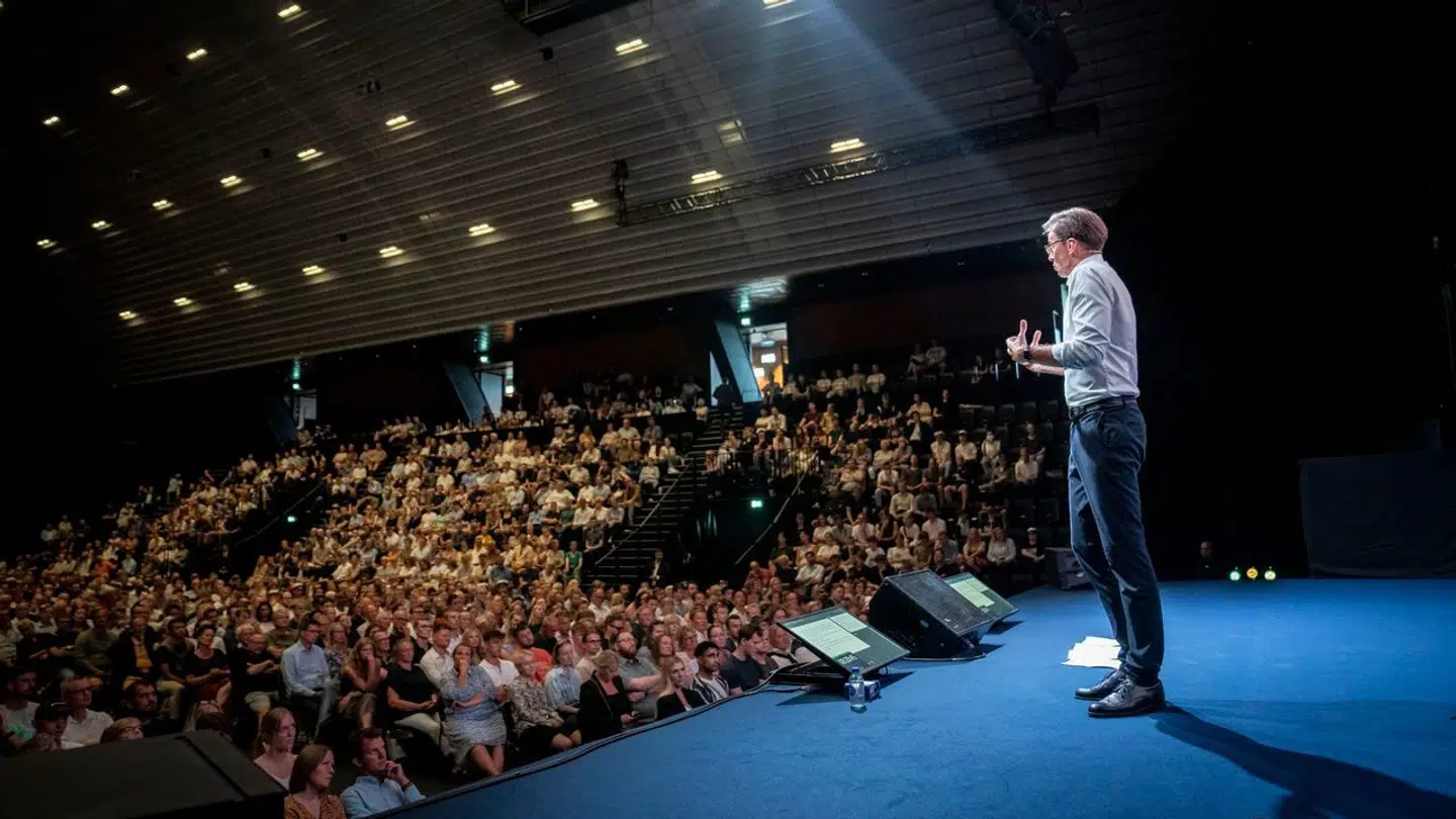 Over 2.500 mennesker hørte Liberal Alliances formand, Alex Vanopslagh, tale i K.B. Hallen på Frederiksberg 21. juni 2023. (Foto: Mads Claus Rasmussen/Ritzau Scanpix)