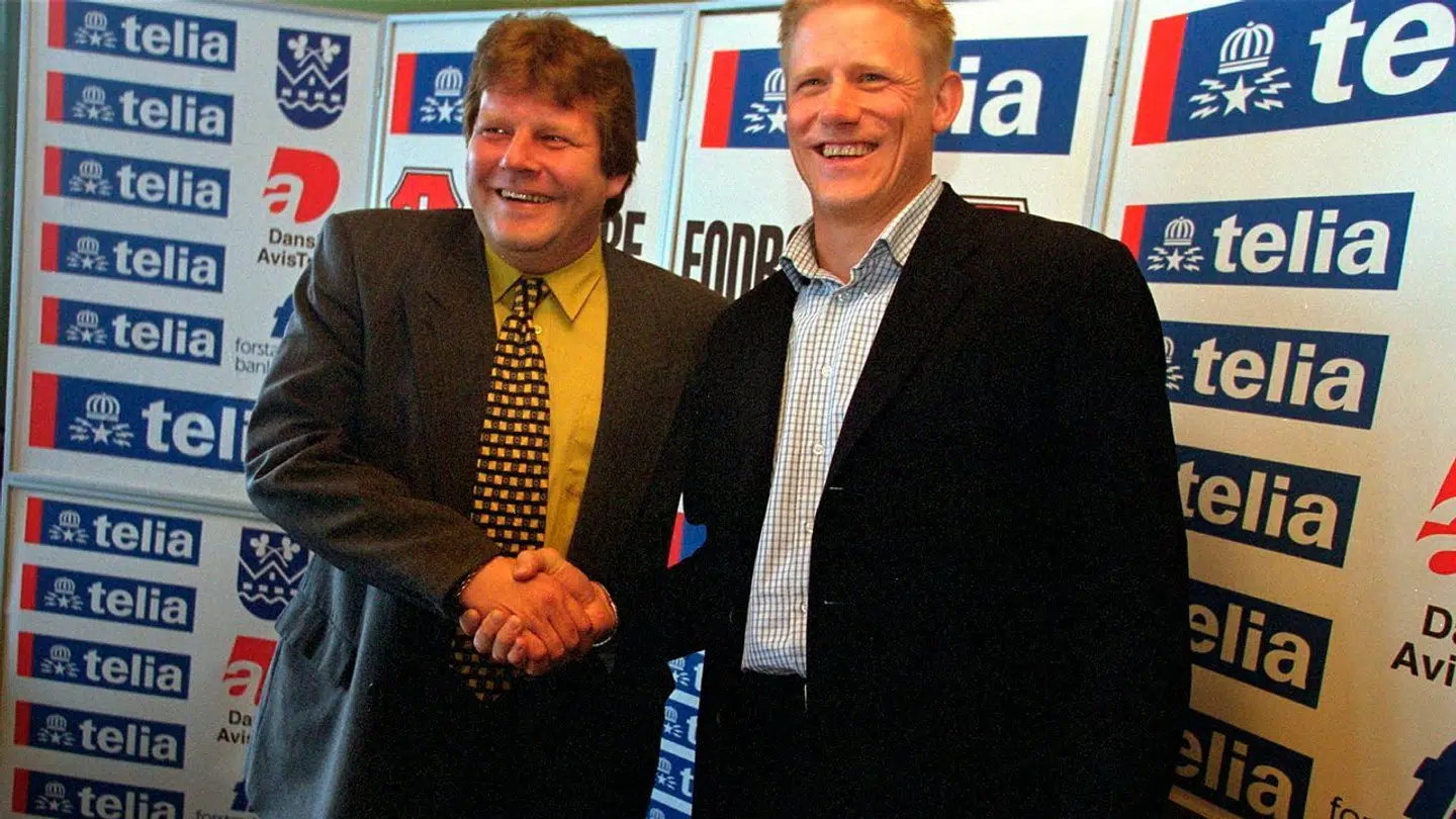 Daværende klubbejer Peter Schmeichel præsenterde søndag feb. 20, 2000 Hvidovres nye manager Jan Sørensen.