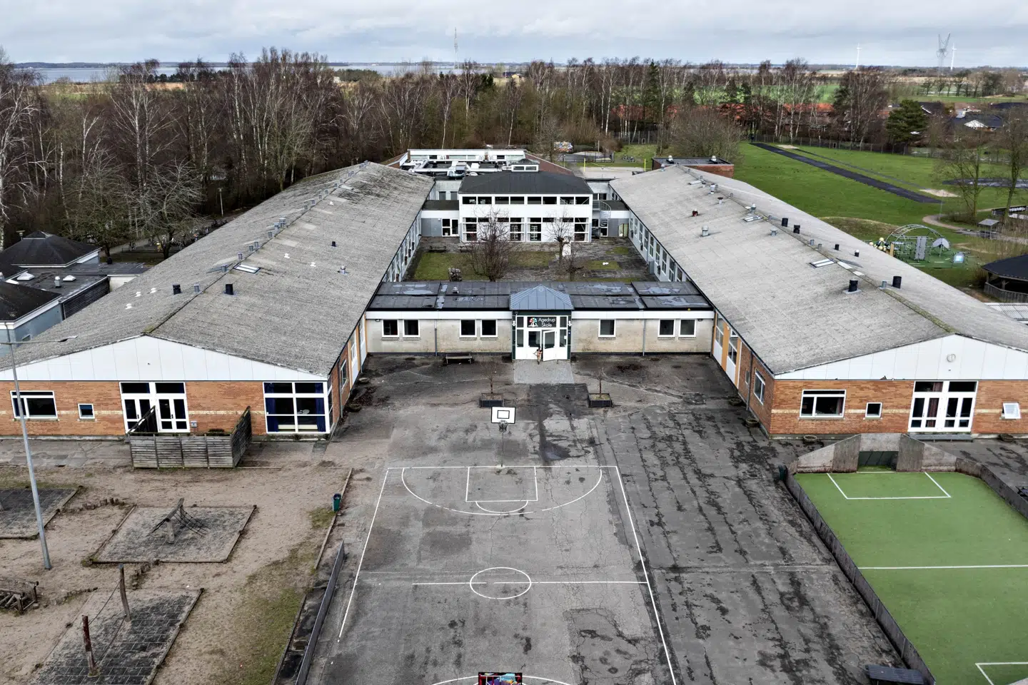 Over 100 forældre til elever på Agedrup Skole ved Odense har sendt et brev til en række myndigheder på baggrund af "en længere periodes utryghed blandt eleverne og bekymring i forældregruppen", skriver de i brevet. På billedet ses Agedrup Skole.