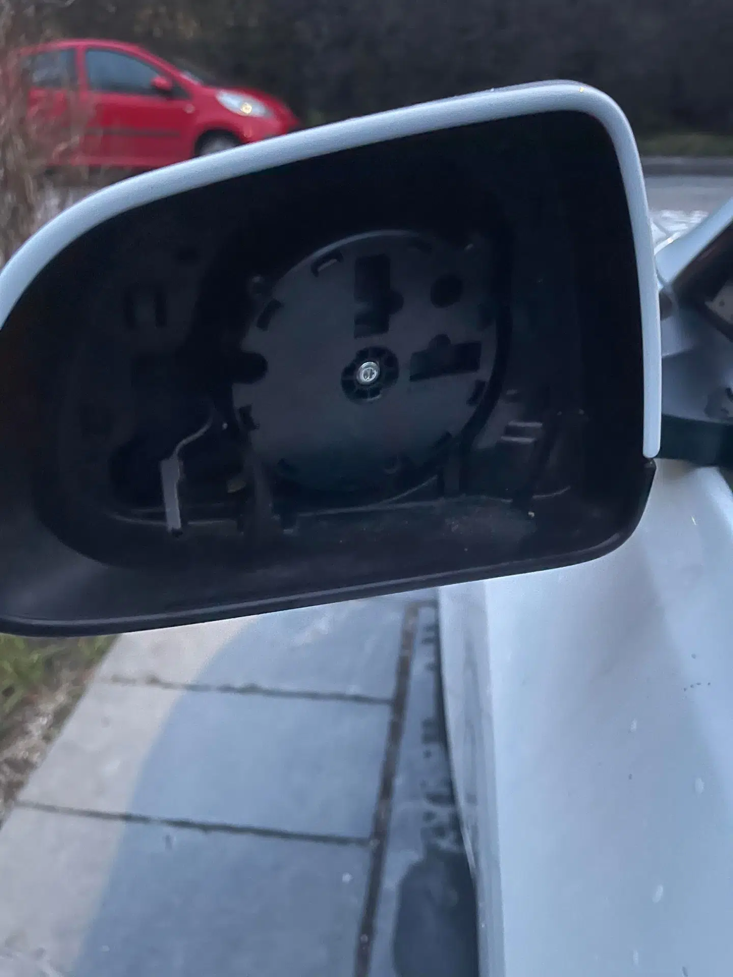 Sidespejlene kunne ikke bruges til meget, da Julie Wisler Johansen ville bakke sin bil ud mandag morgen.