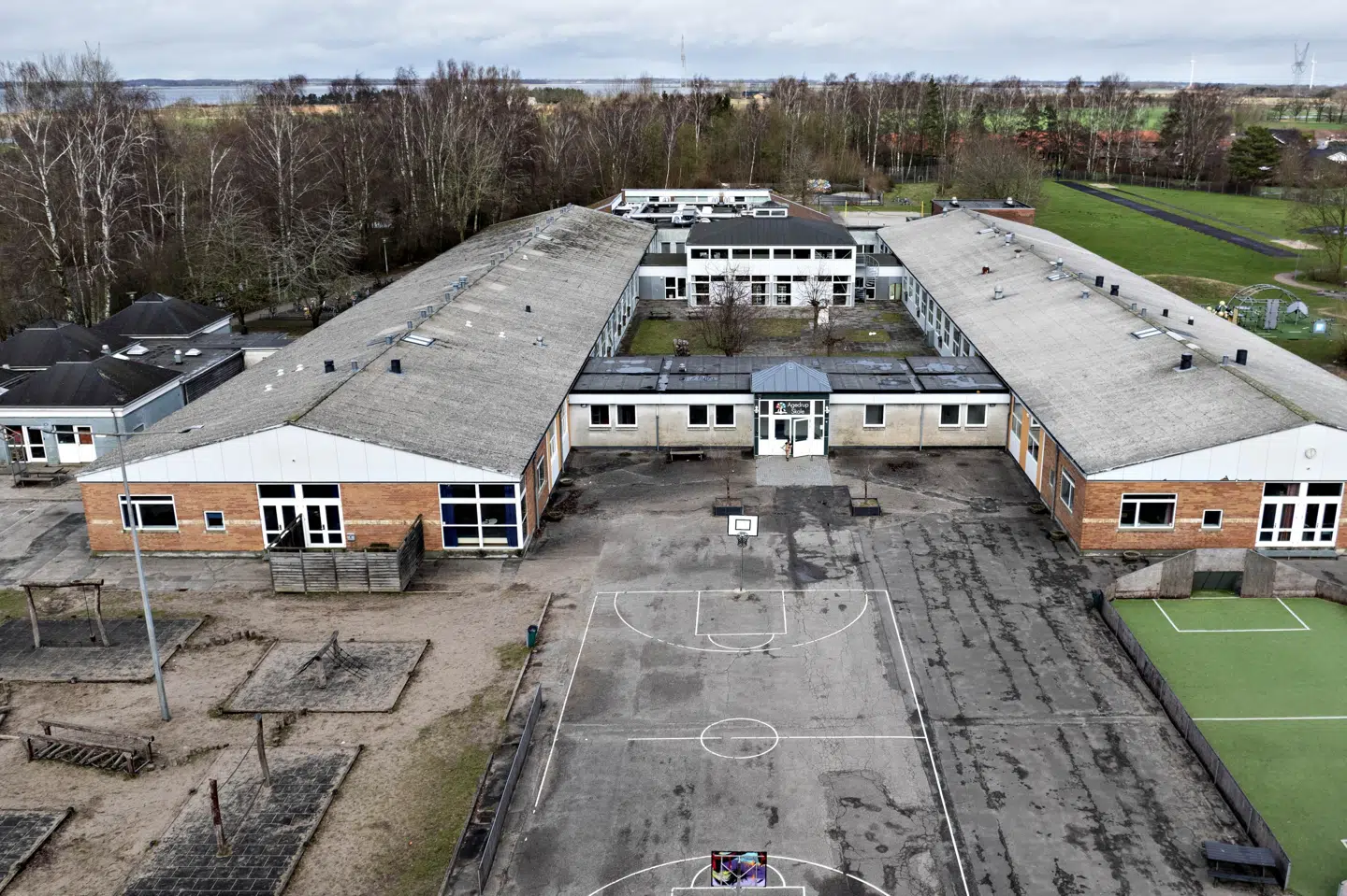 Over 100 forældre til børn på Agedrup Skole lidt uden for Odense har mandag sendt et brev til flere myndigheder. Her udtrykker forældrene bekymring over en række hændelser på skolen.