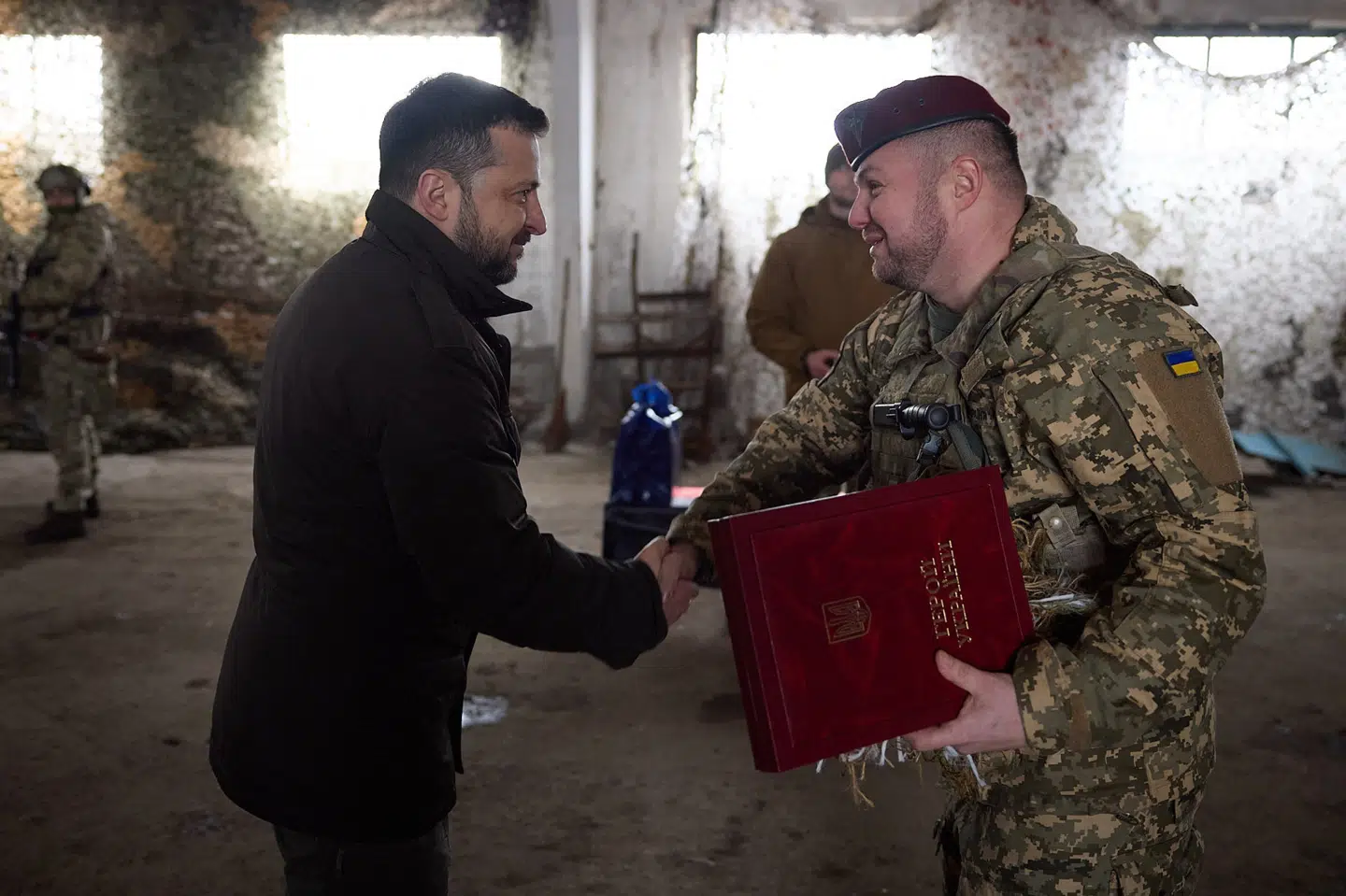 Volodymyr Zelenskyj har mandag besøgt de ukrainske styrker ved frontlinjen i Kupjansk.