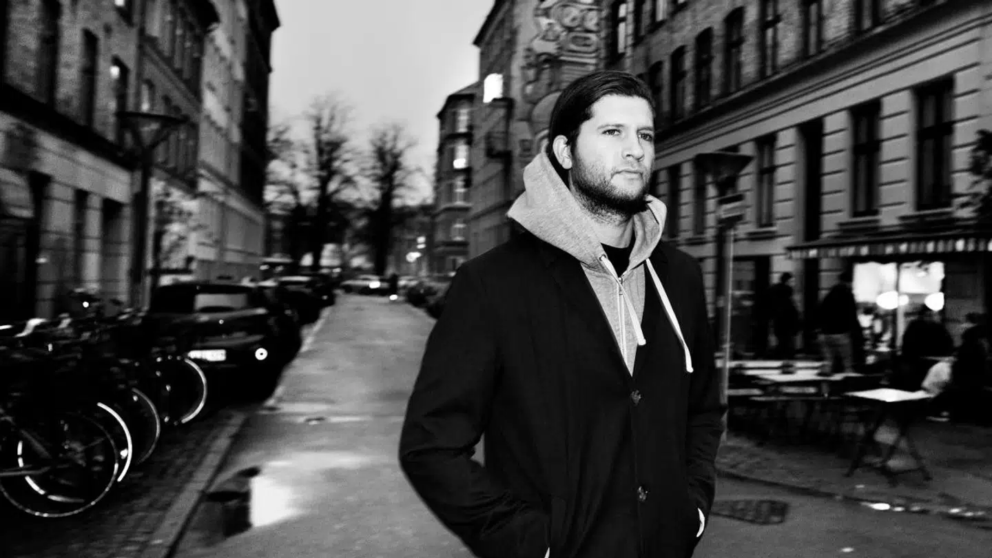 Journalist Jotam Confino, der har været udsat for adskillige hadbeskeder for en påstået 'proisraelsk dækning', mener, at TV 2 har ladet sig presse af kritikere til at tage ham af skærmen, efter han har »sat livet på spil« for kanalen.