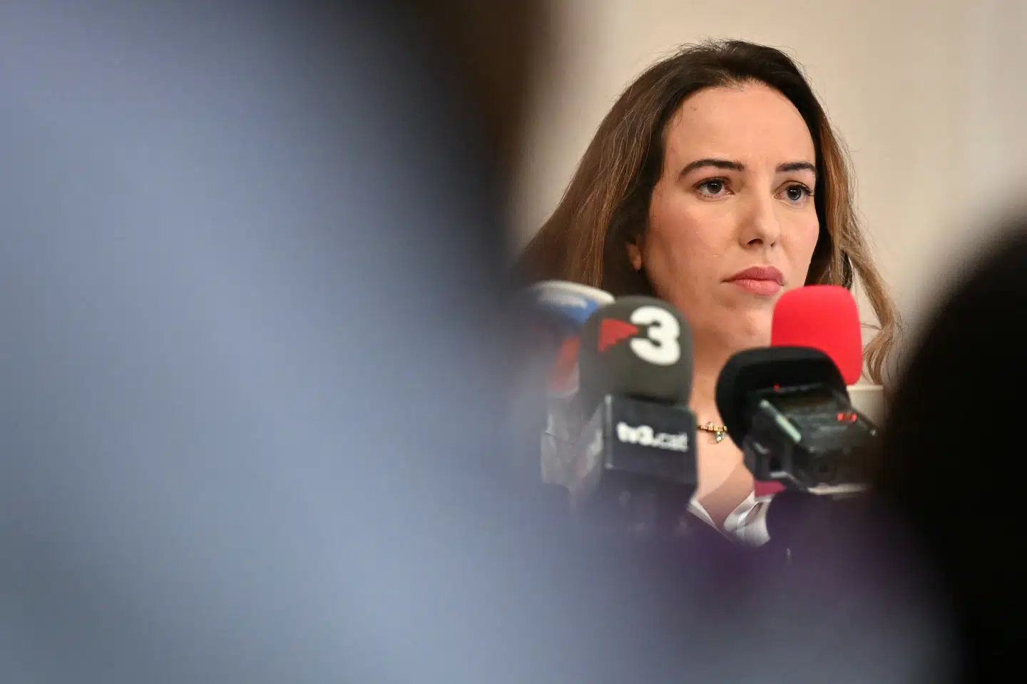 Stella Assange, gift med Julian Assange, ankommer til pressekonference forud for retssag, der starter tirsdag i den britiske højesteret.