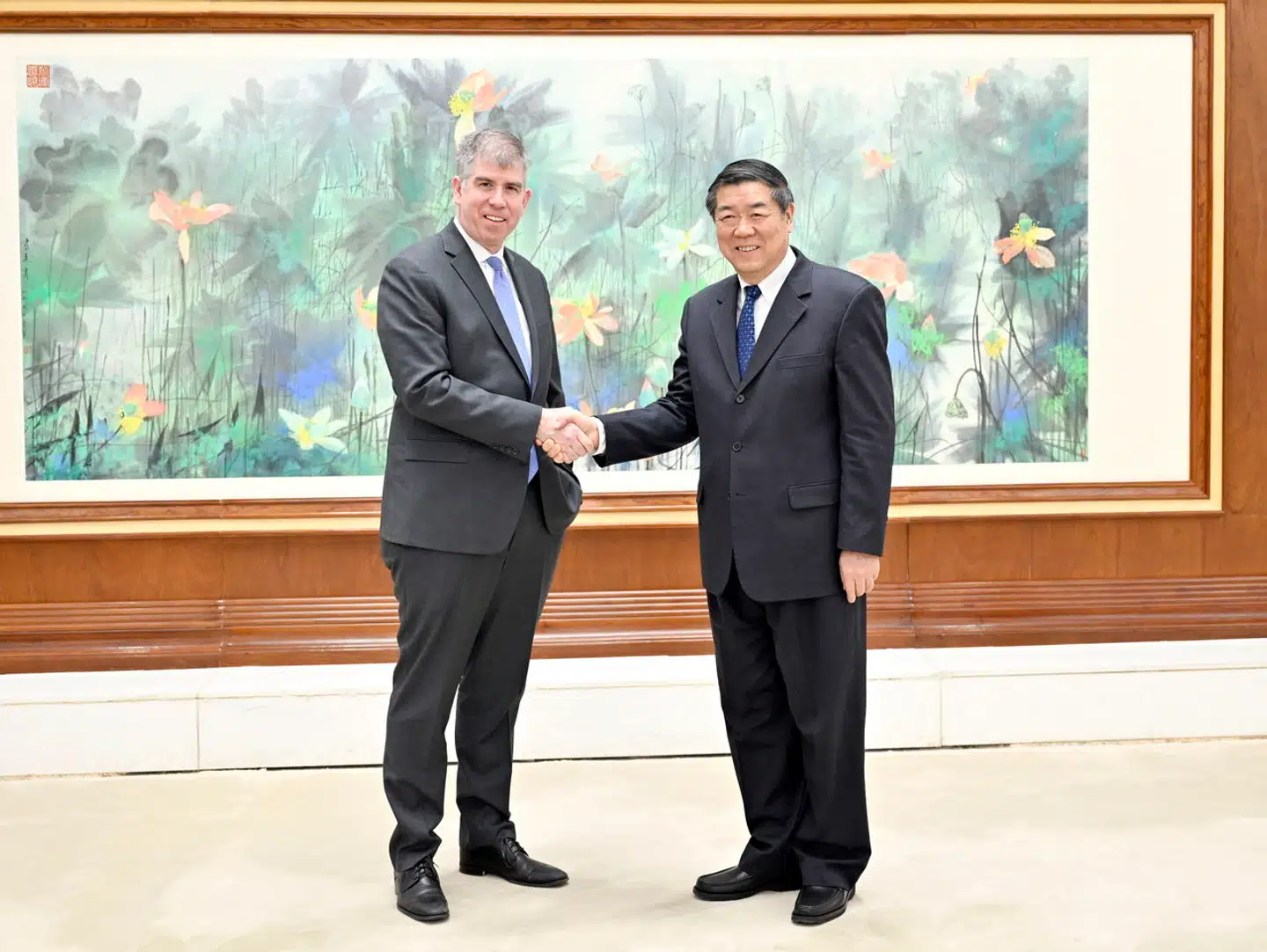 Trods smilene var der alvorlige ting på dagsordenen, da lederen af den amerikanske handelsdelegation, Jay Shambaugh (tv.), for nylig mødtes med Kinas vicepremierminister He Lifeng (th.) i Beijing.