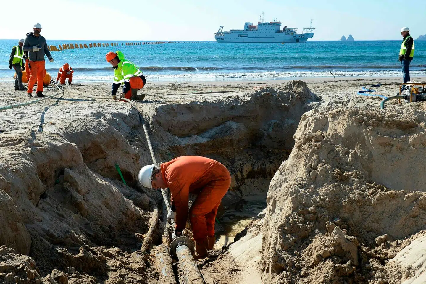 Søkabler er afgørende vigtige for, at internettet fungerer. De transporterer data- og teletrafikken langs havbunden på tværs af lande og kontinenter. Her går et internationalt søkabel i land på den sydfranske kyst ved La Seyne-sur-Mer og kobles på de store hovedfærdselsårer gennem Frankrig. Arkivfoto