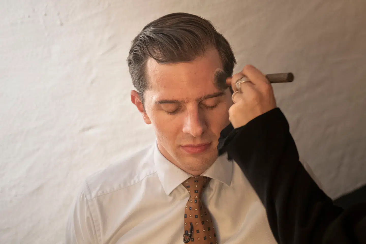 Alex Vanopslagh får pudret panden backstage i Herning.