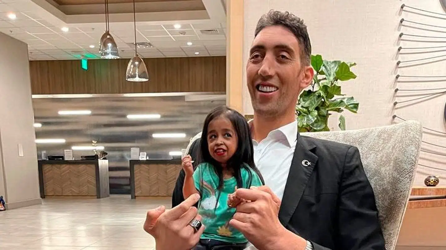 Størrelsesforskellen er til at tage at føle på.