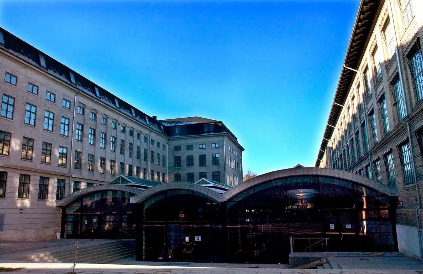 Bygningerne blev oprindeligt opført i 1882 og fungerede på det tidspunkt som porcelænsfabrik.