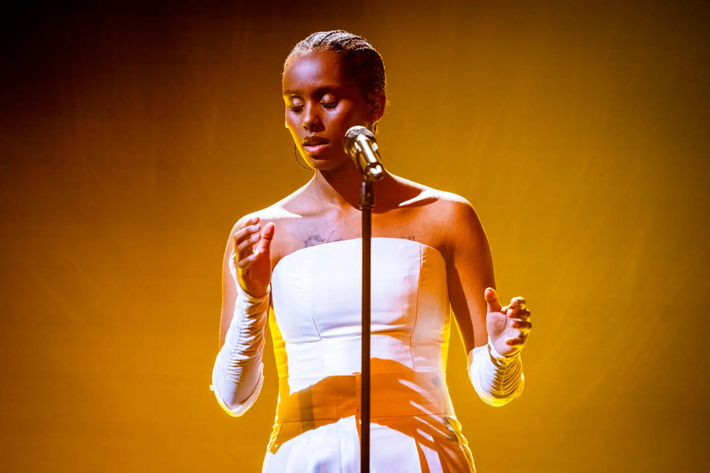 SABA, der er døbt Saba Lykke Oehlenschlæger, vandt Dansk Melodi Grand Prix med sangen »Sand«. Siden er hun havnet i skudlinjen: Vil eller vil hun ikke repræsentere Danmark ved Eurovision til maj, hvis også Israel deltager?