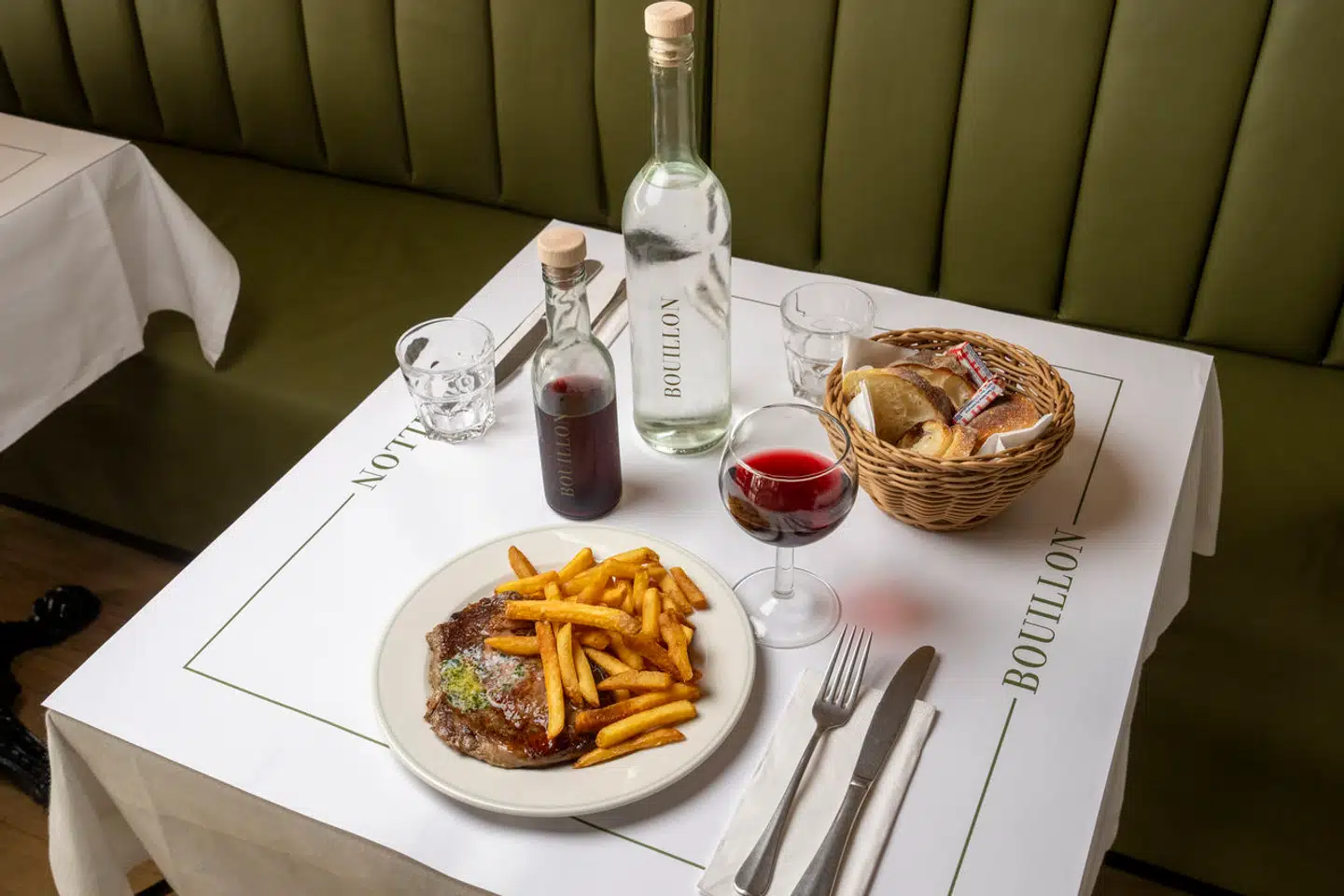 Sjældent har en restaurant fået mere omtale end Bouillon på Frederiksberg, der åbnede i efteråret sidste år. Nu er Torben Klitbo klar med tvillingerestaurant et nyt sted i Danmark.