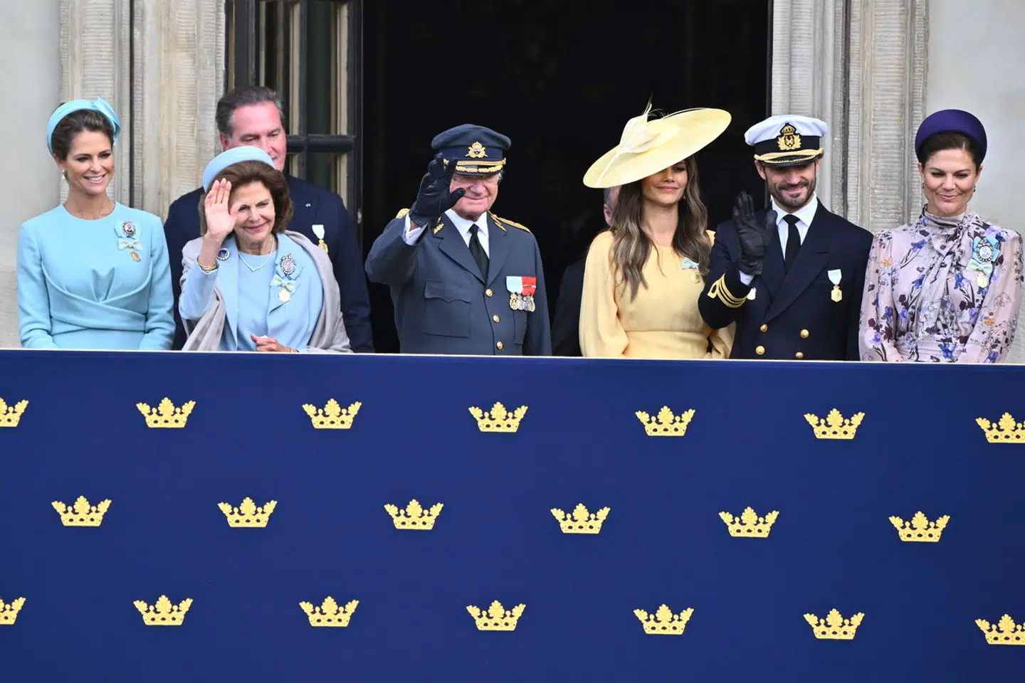 Den svenske prinsesse Madeleine får ikke apanage som resten af sin familie. Her ses hun med sin mand Chris O'Neill, sine forældre dronning Silvia og kong Carl Gustaf, samt sine søskende, kronprinsesse Victoria og prins Carl Philip med hustruen prinsesse Sofia.