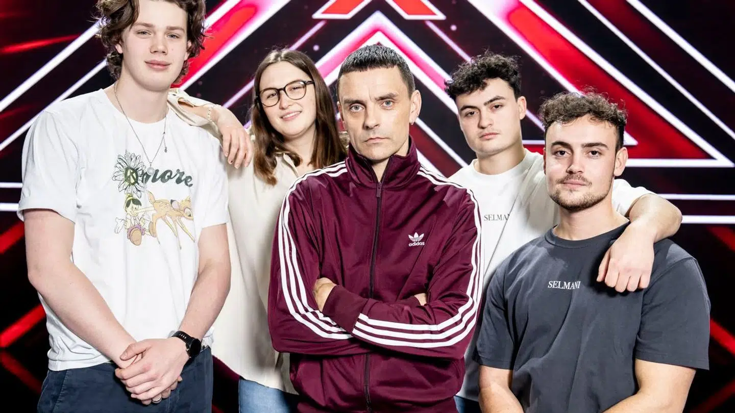 Simon Kvamm med sine liveshows-deltagere i årets udgave af 'X Factor'.