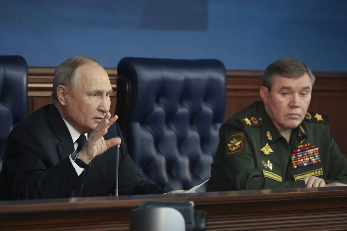 Valerij Gerasimov (til højre) har besøgt de russiske styrker, der var med til at erobre byen Avdijivka i Ukraine i weekenden. (Arkivfoto).