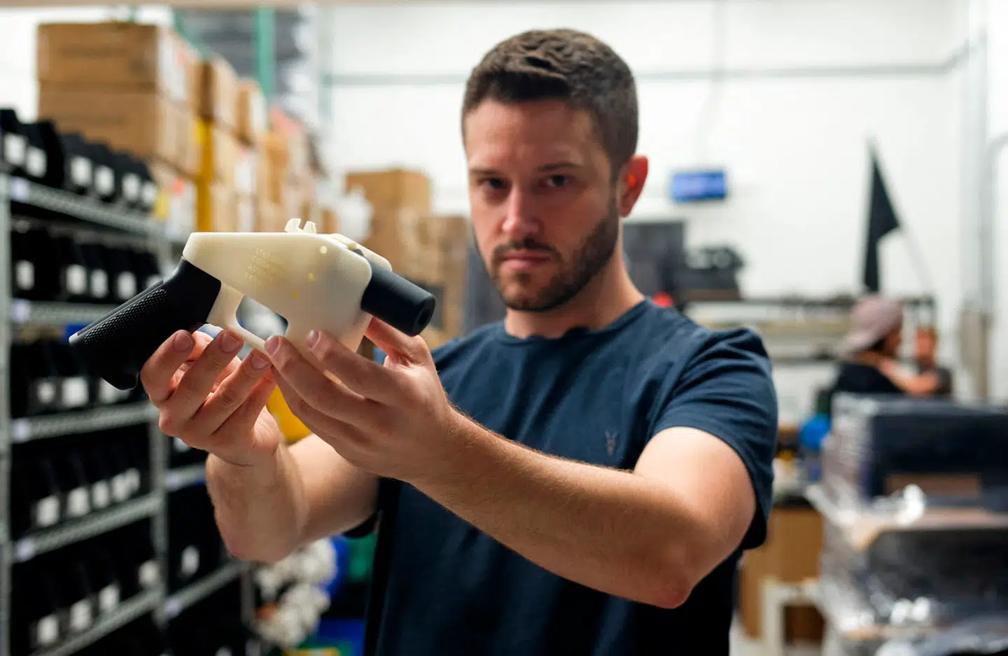 Cody Wilson, som studerede jura, kaldte sit hjemmeprintede våben for »Liberator«, altså »befrieren«. Efter at have testet pistolen delte han plantegningerne på nettet, som på få dage blev downloadet over hundredtusinde gange.