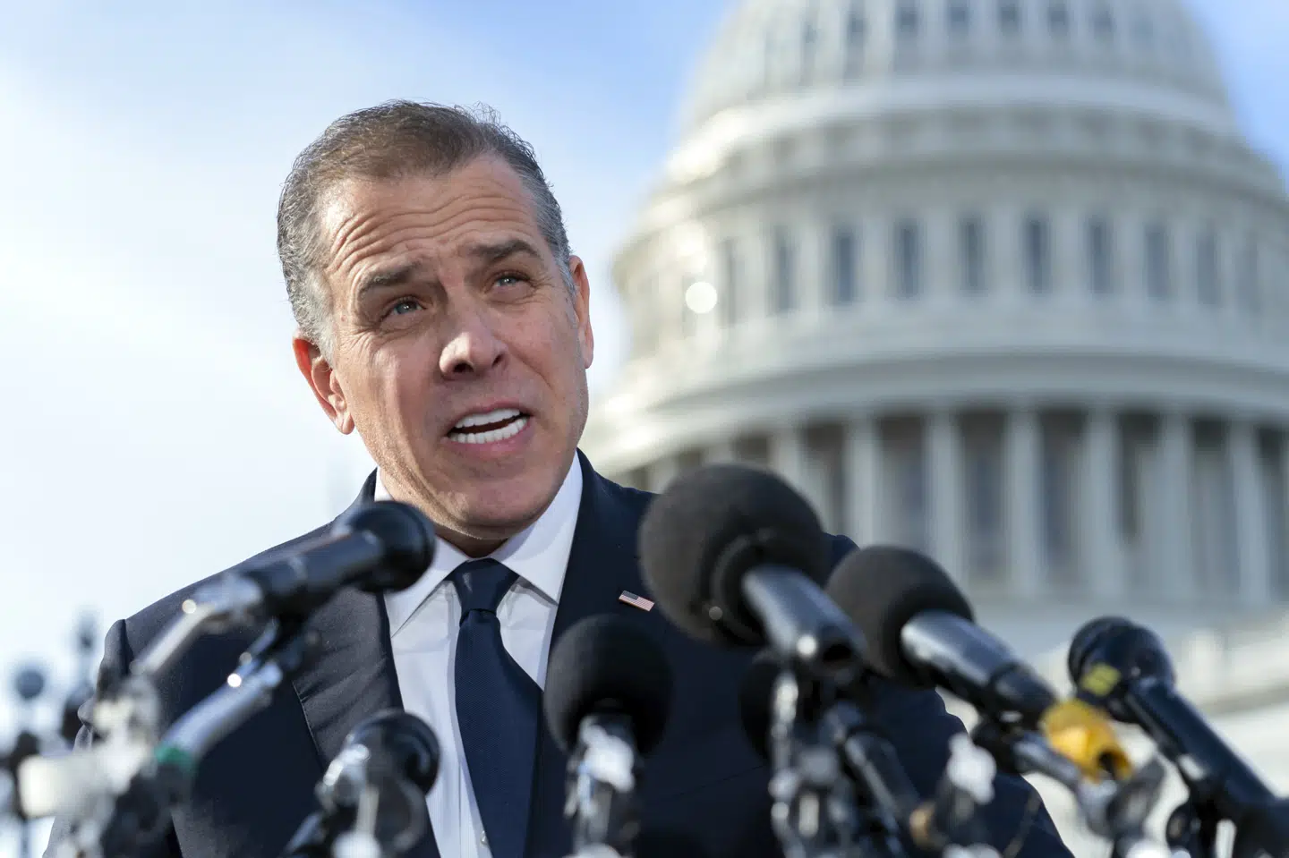 Hunter Biden, søn af præsident Joe Biden, taler til journalister uden for kongresbygningen i Washington. En FBI-informant, som anklages for at have fremsat løgne om Hunter Biden, er blevet fodret med falske oplysninger fra Ruslands efterretningstjeneste, siger amerikanske statsanklagere. (Arkivfoto)