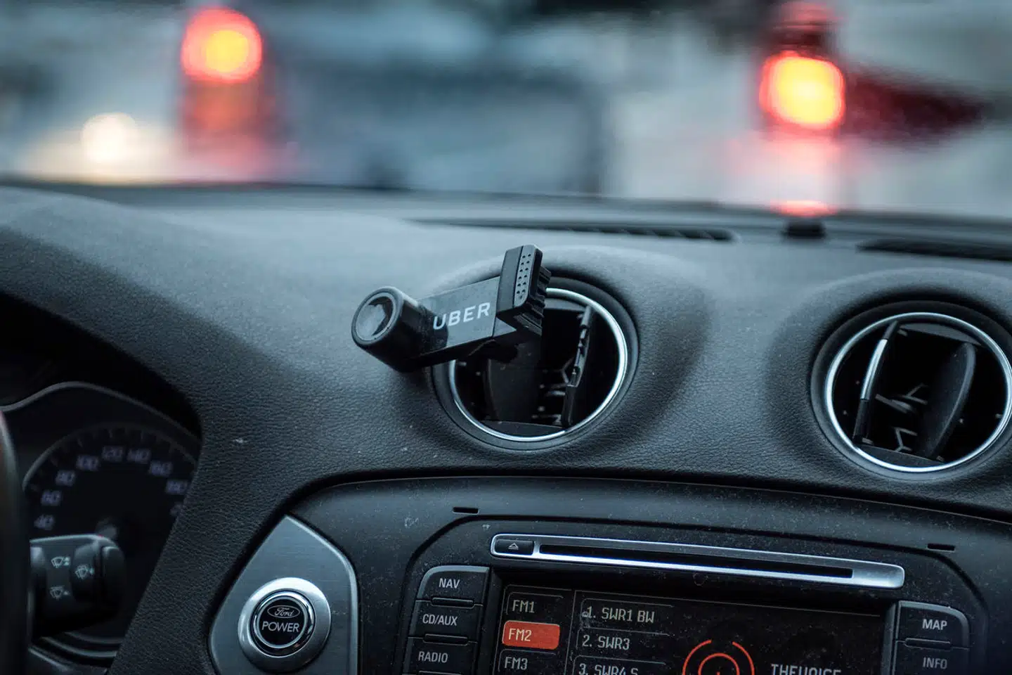 »Diskussionen om, hvordan vi forbedrer mobilitet i yderkommunerne, skal handle om lige netop det. Hvordan får vi bedre mobilitet?,« spørger Hans Christian Schmidt og Peter Juel-Jensen.