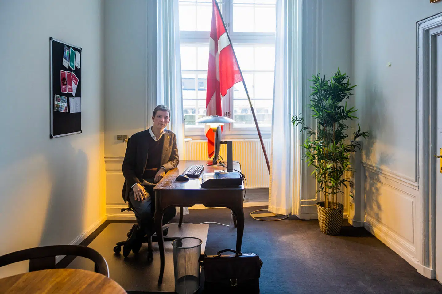 Mikkel Bjørn (DF) er formand for Folketingets Indfødsretsudvalg. Og lige nu mener han, at for mange får dansk statsborgerskab.