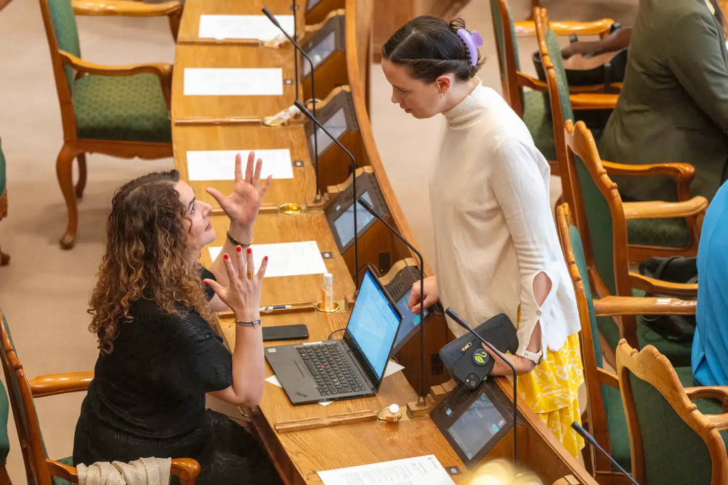 »For tre år siden stod jeg op til en rødglødende telefon fuld af opkald, sms’er og notifikationer. En betjent med indvandrerbaggrund havde skrevet et opslag om mig og min datter, fyldt med injurier fra start til slut,« skriver Halime Oguz.