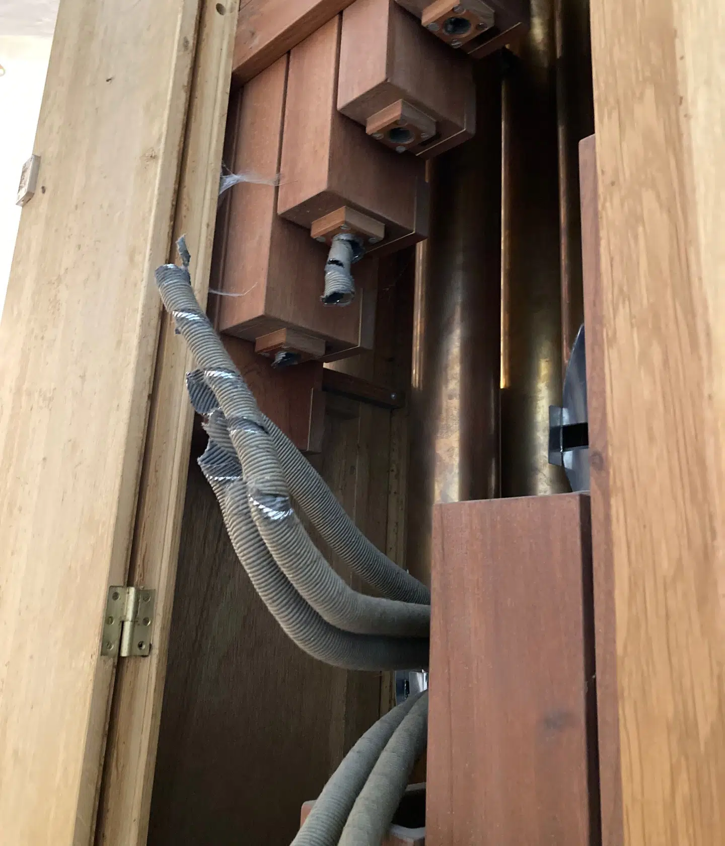 Her ses nogle af de slanger i orglet, der var blevet revet over gerningsmanden.