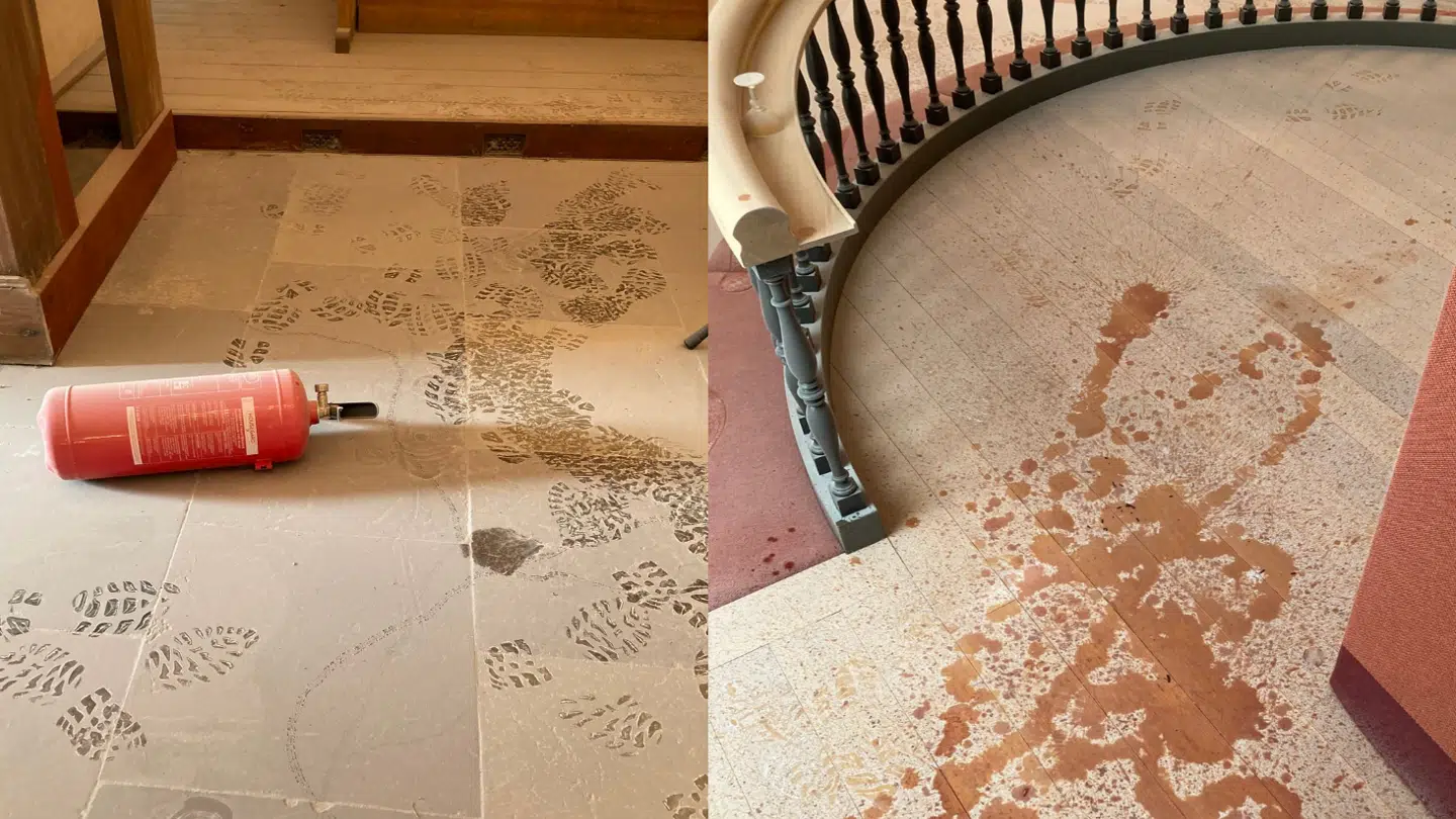 Til venstre kan man se en af de brandslukkere, der blev brug. Til højre foran alteret har gerningsmanden hældt altervin ud over gulvet.