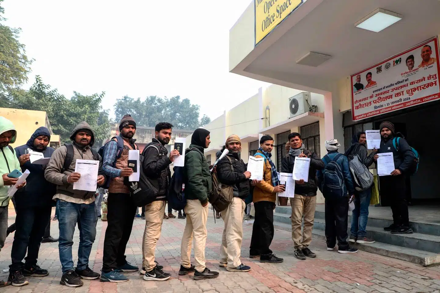 Lange køer foran et rekrutteringkontor i Lucknow i den nordindiske delstat Uttar Pradesh. Arkivfoto: Naeem Ansari, Scanpix