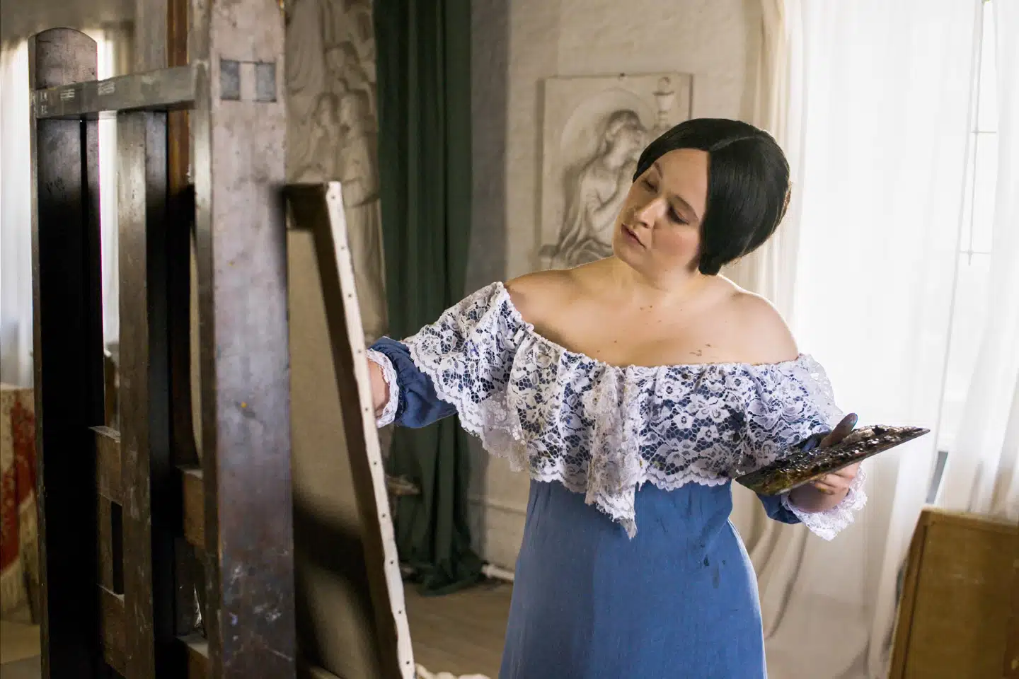 Det er næppe troværdigt, at Elisabeth Jerichau Baumann arbejdede i en barskuldret balkjole – og i en garnparyk fra BR. Ærgerligt, at kostumeafdelingen havde fri den dag, DR lavede »dramatiseringen« af hendes liv.