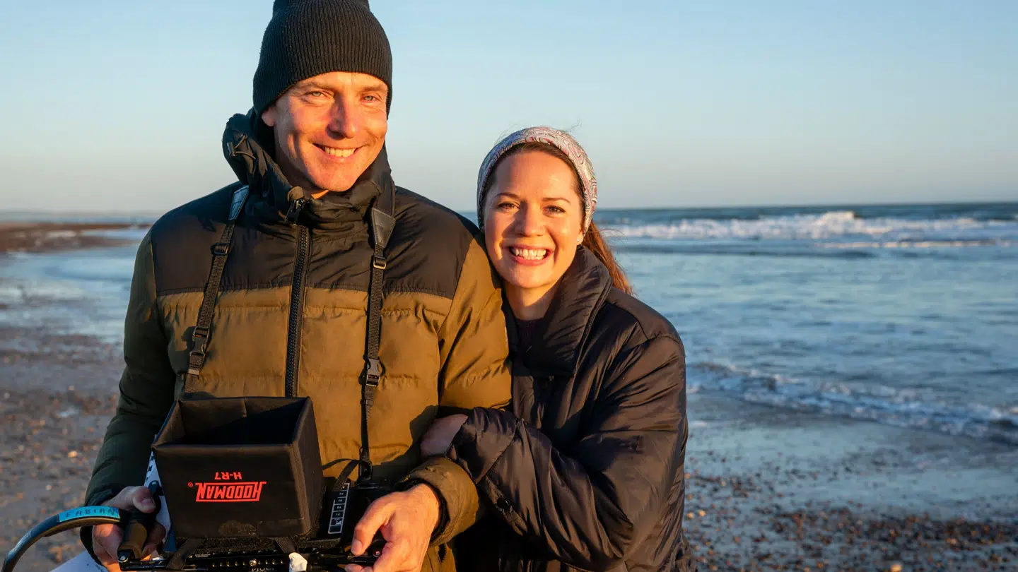 Fabian Wullenweber med skuespiller Amalie Dollerup under optagelserne af 'Badehotellet'.