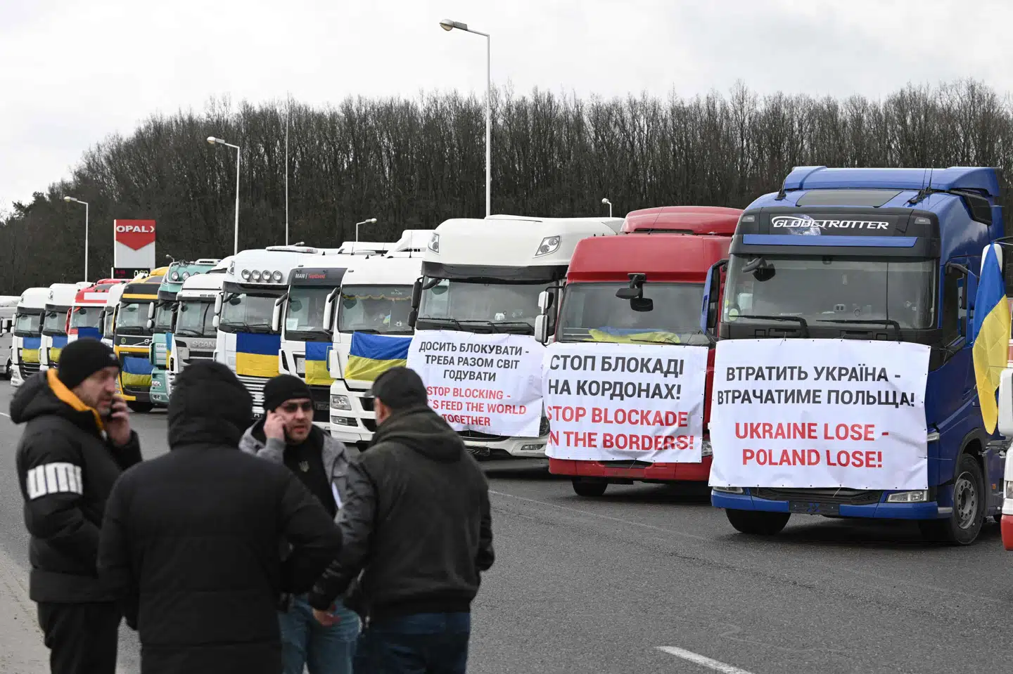 Ukrainske lastbilchauffører protesterer onsdag mod den blokade, polske landmænd og andre demonstranter gennem noget tid har opretholdt ved grænsen mellem Ukraine og Polen. Det blokerer for nødvendige forsyninger, lyder det fra Ukraine.