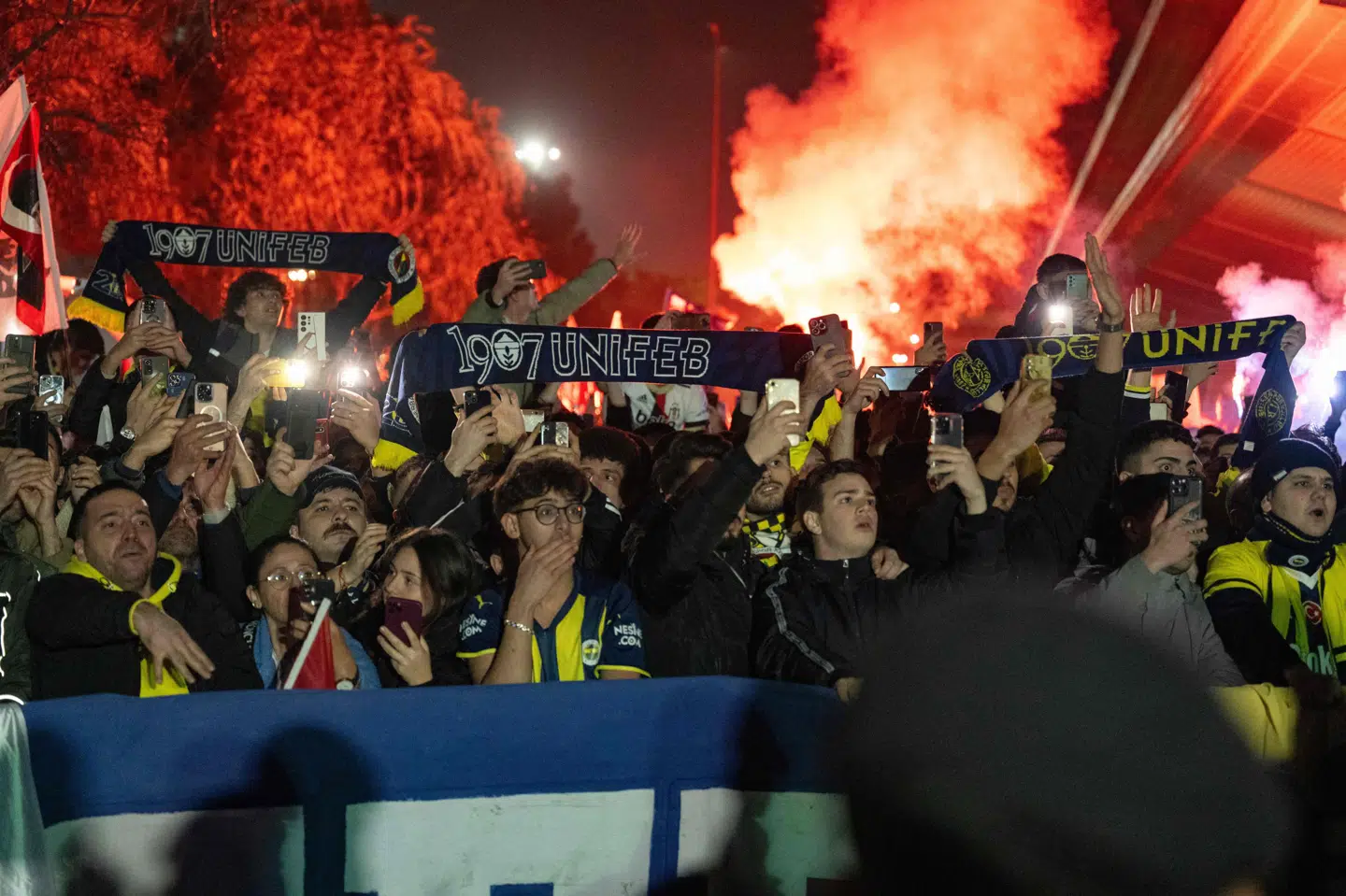 Tyrkiske Fenerbahce-fans mødte op i Sabiha Gokcen-lufthavnen i Istanbul tidligt 30. december, efter at den tyrkiske Super Cup-finale i Riyadh blev udsat i sidste øjeblik. (Arkivfoto).