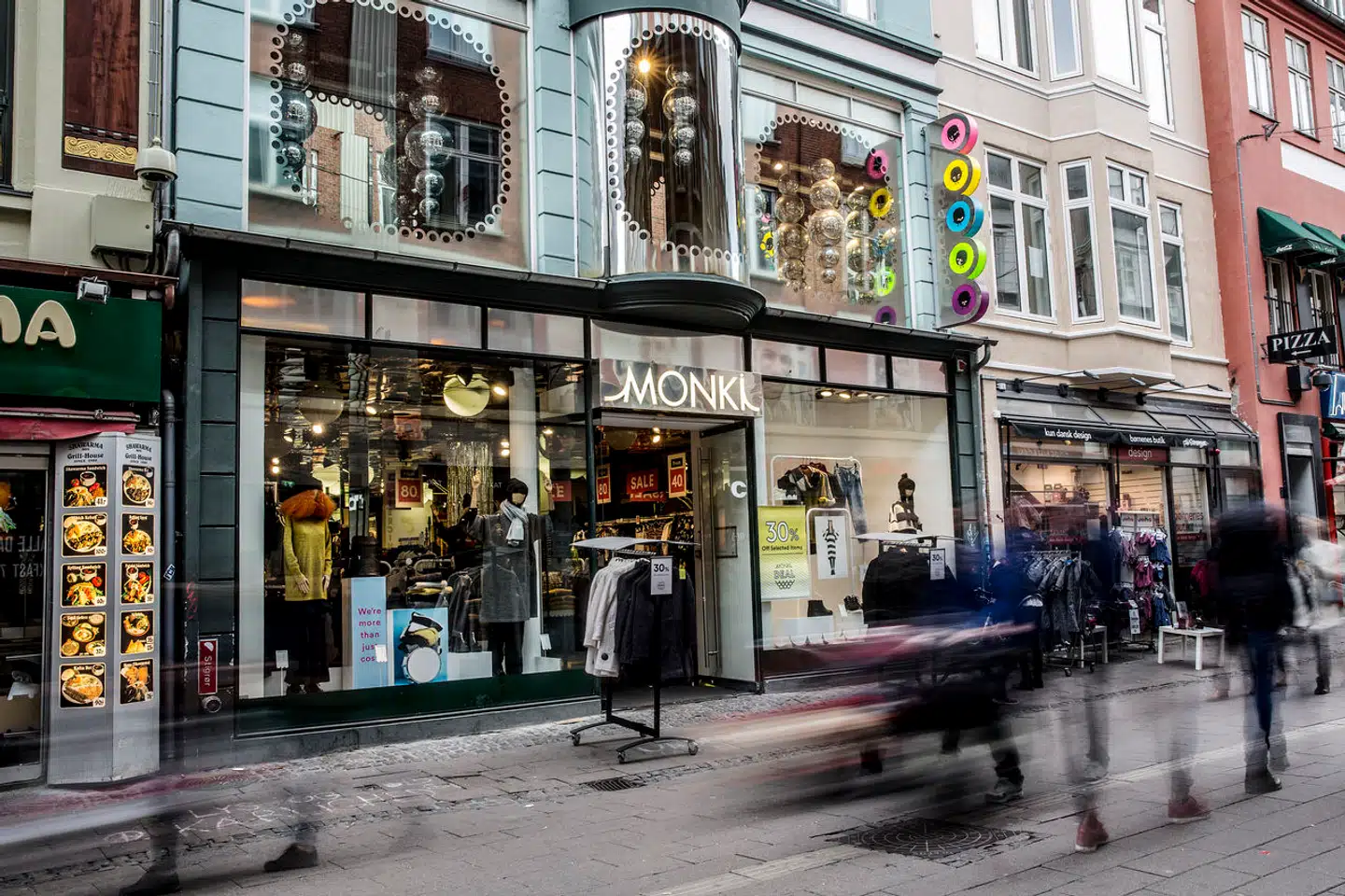 Monki på Strøget i København.