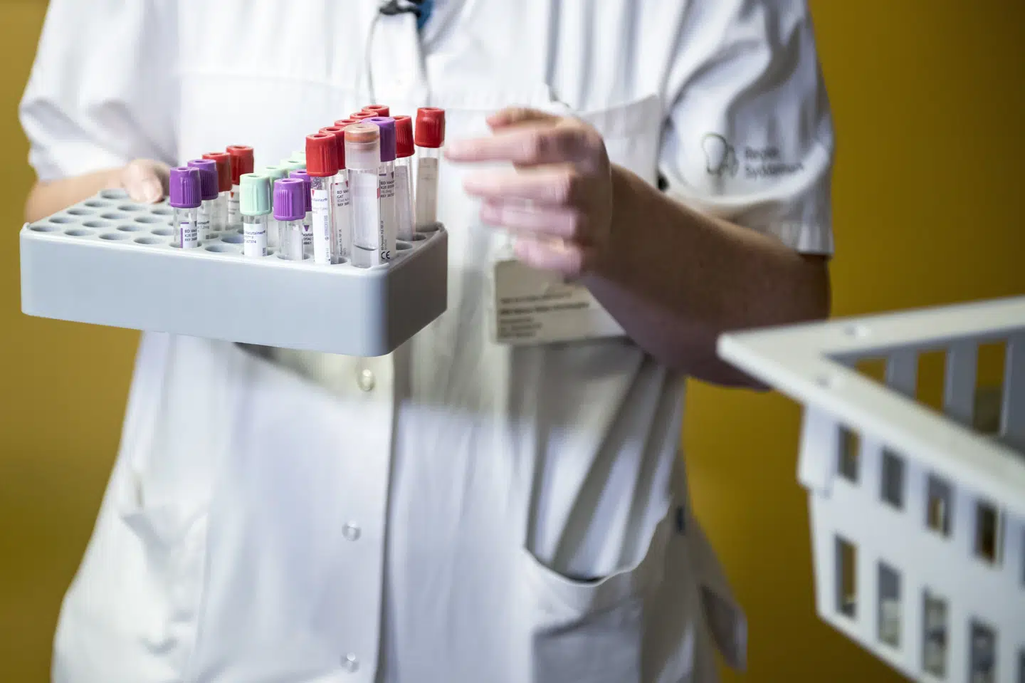 Efter behandling med kolesterolsænkende medicin faldt indholdet af fluorstoffet PFOS i blodet hos forsøgspersoner med 63 procent. Uden behandling lå faldet på tre procent. (Arkivfoto).