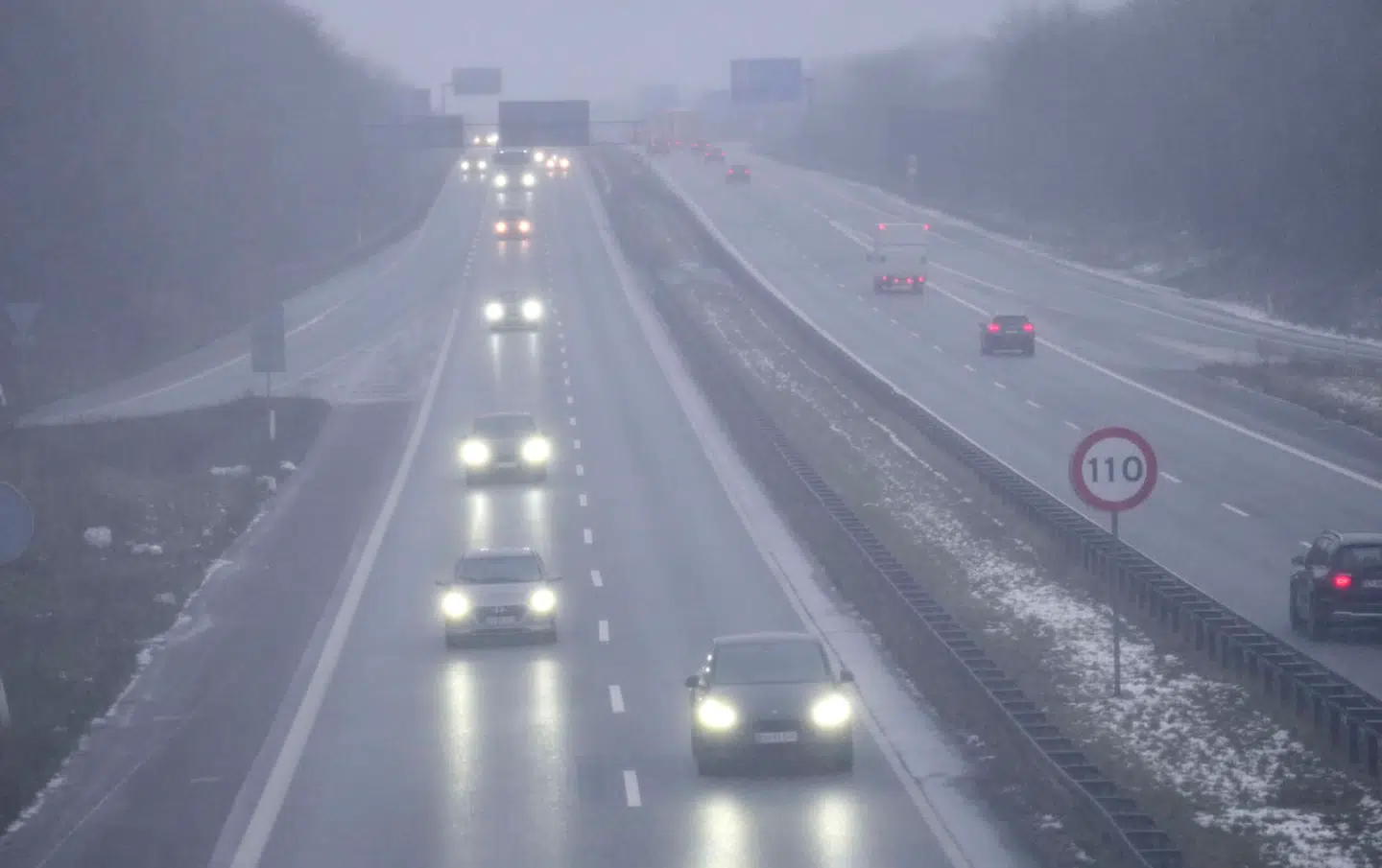 Udrejsetrafik til vinterferien og snevejr skaber tung trafik på motorvej E45 ved Kolding fredag den 9. februar 2024.. (Foto: Claus Fisker/Ritzau Scanpix)