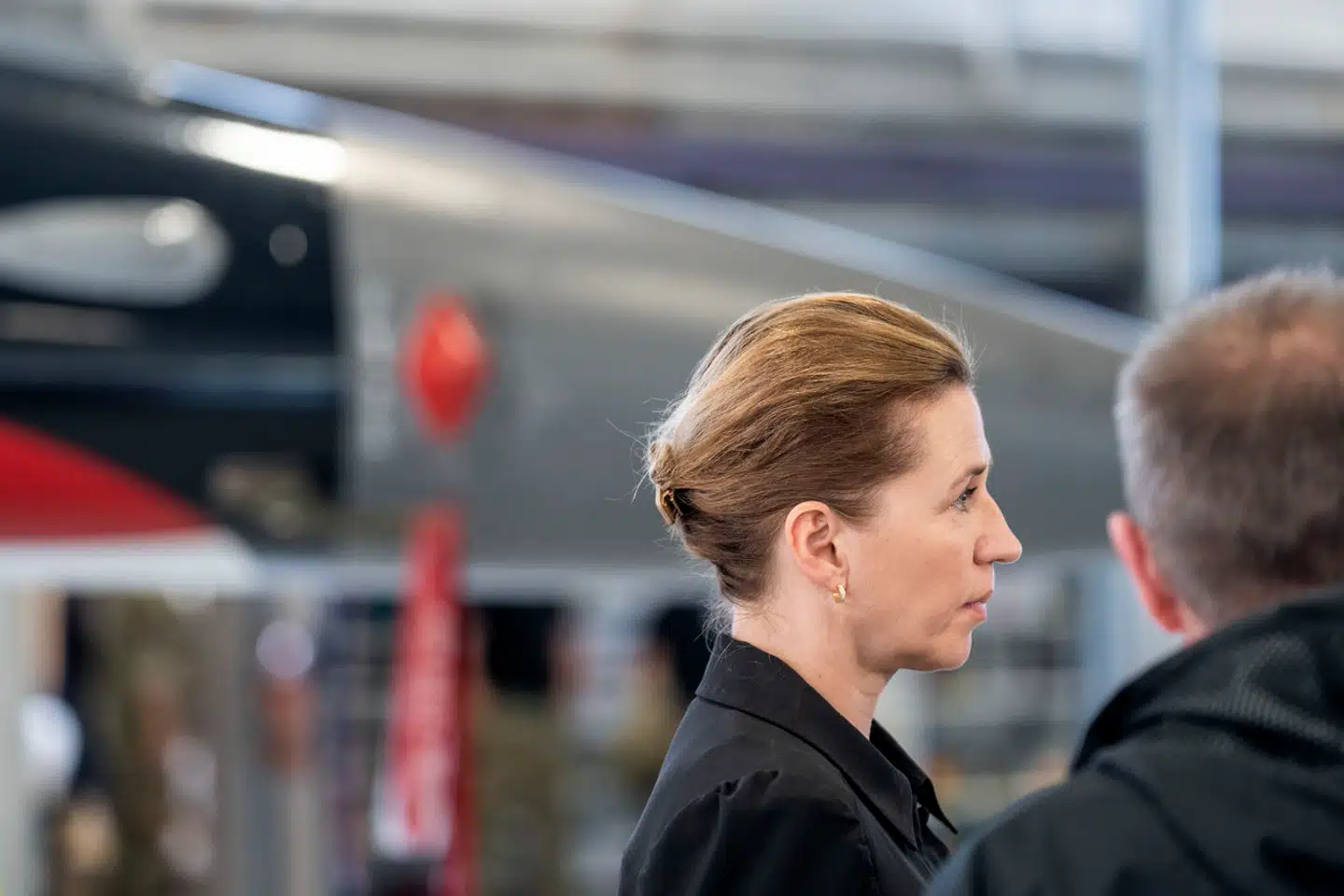 Statsminister Mette Frederiksen har flere gange understreget, at der er behov for at sende flere våben til Ukraine. »Ord vil ikke løse denne situation,« erklærede hun for nylig på en sikkerhedskonference i München. På billedet ses statsministeren under et besøg hos Fighter Wing Skrydstrup nær Vojens.