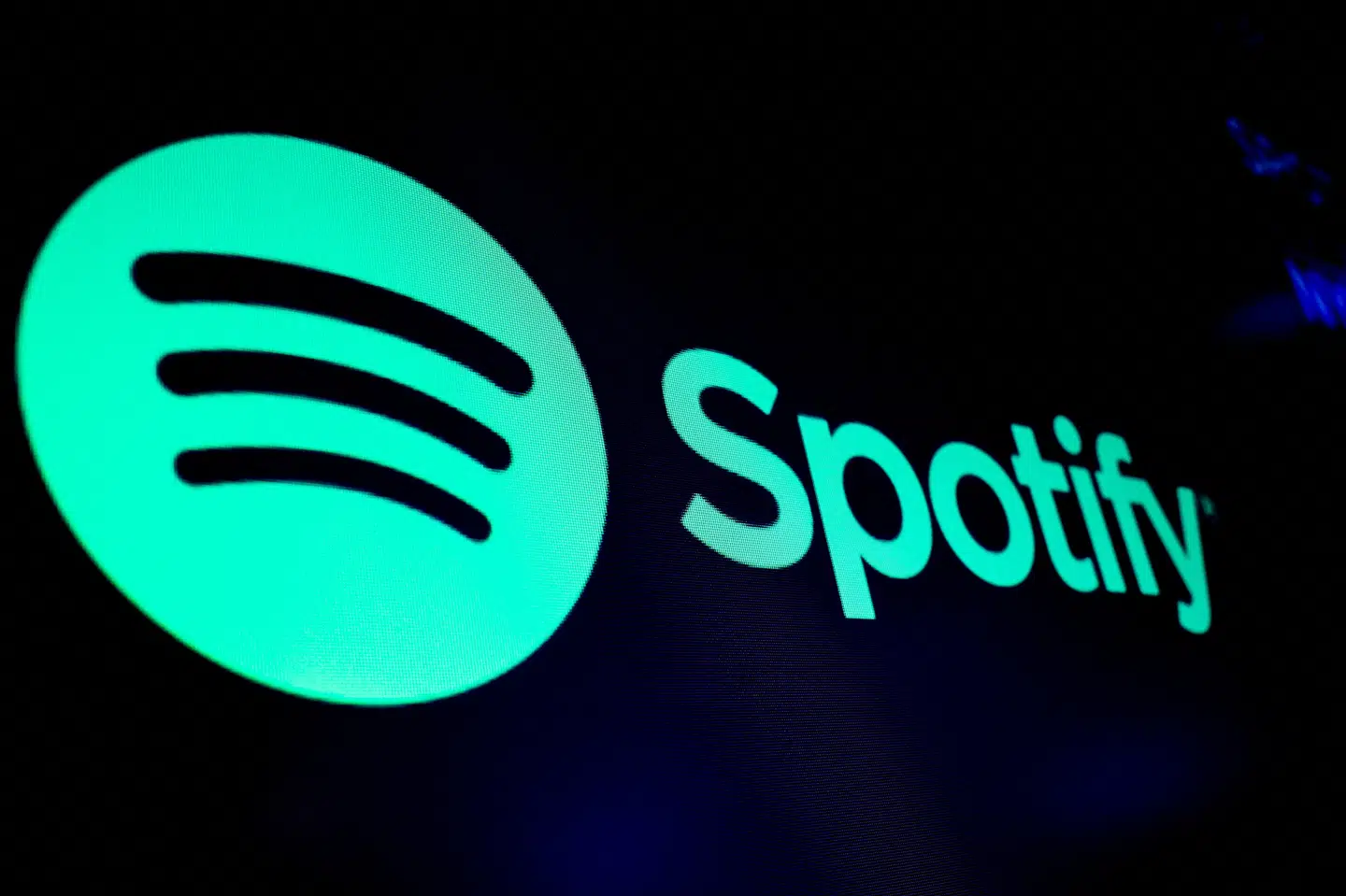 En 53-årig mand anklages ved Retten i Aarhus for at have svindlet streamingtjenester som Spotify, Apple Music og YouSee Musik for 4,3 millioner kroner i royalties. Desuden anklages han for at have brudt kunstneres ophavsret. Han nægter sig skyldig. (Arkivfoto).