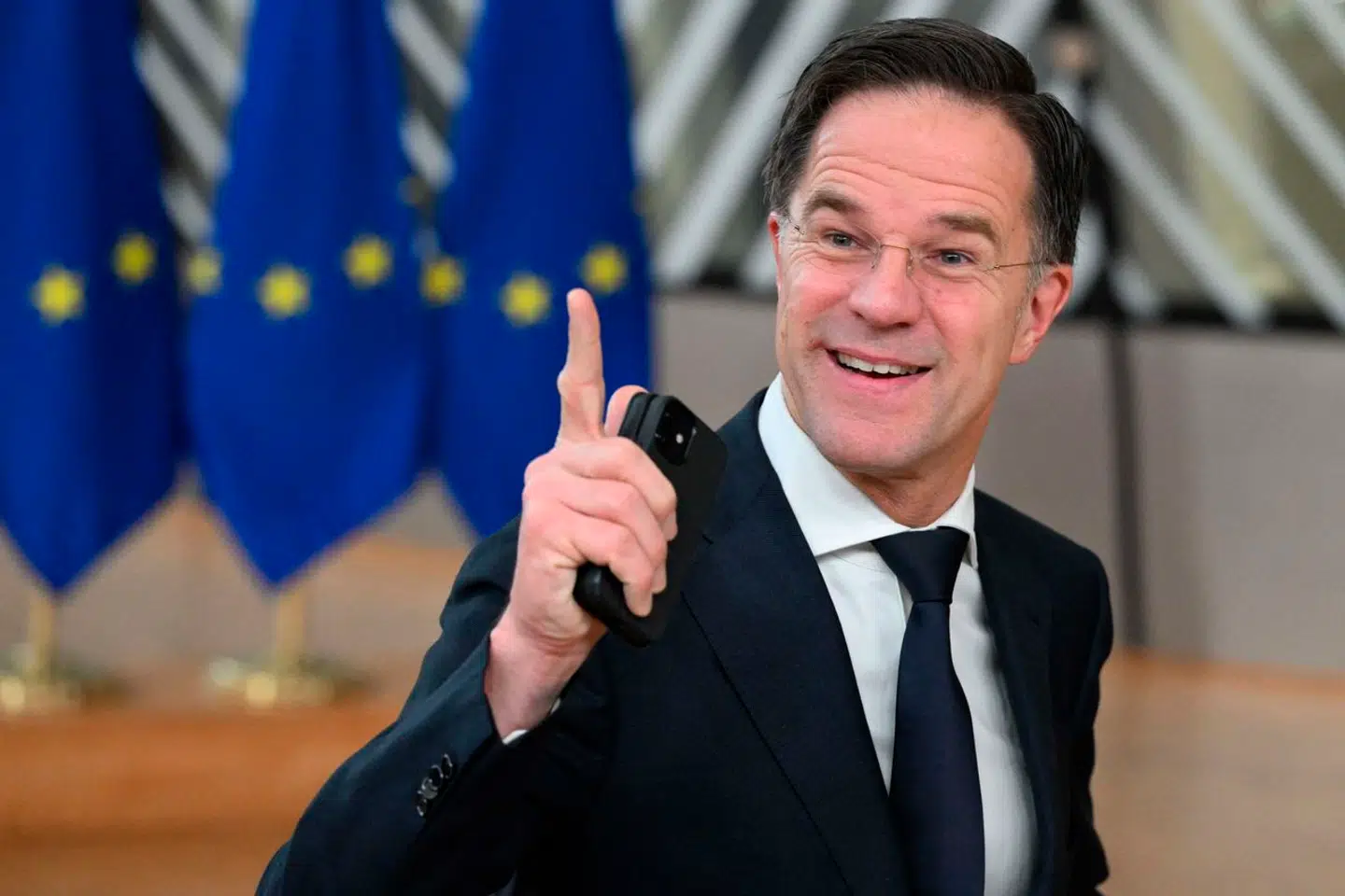 Mark Rutte havde på forhånd meldt ud, at han ikke ønskede genvalg ved det hollandske valg i efteråret. Han er i dag fortsat fungerende premierminister, da det ikke er lykkes partierne at danne en ny regering endnu.