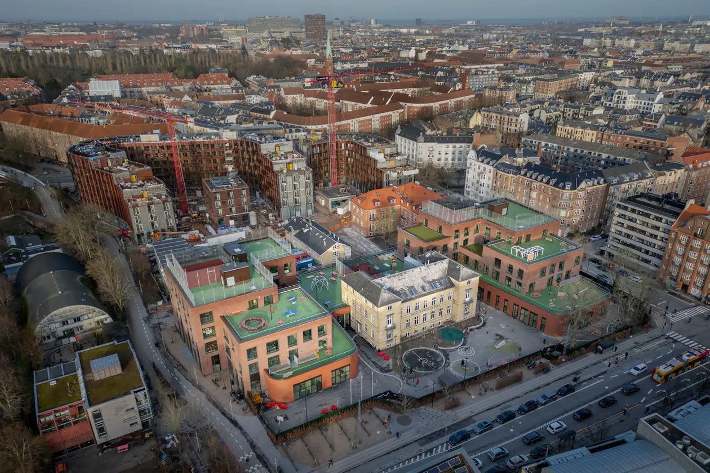 Den nye franske skole på Rolighedsvej på Frederiksberg. Her ser man tydeligt, hvordan den nye bygning folder sig omkring den bevaringsværdige »Landøkonomiske Forsøgsanstalt«, der er kompositionens centrum.