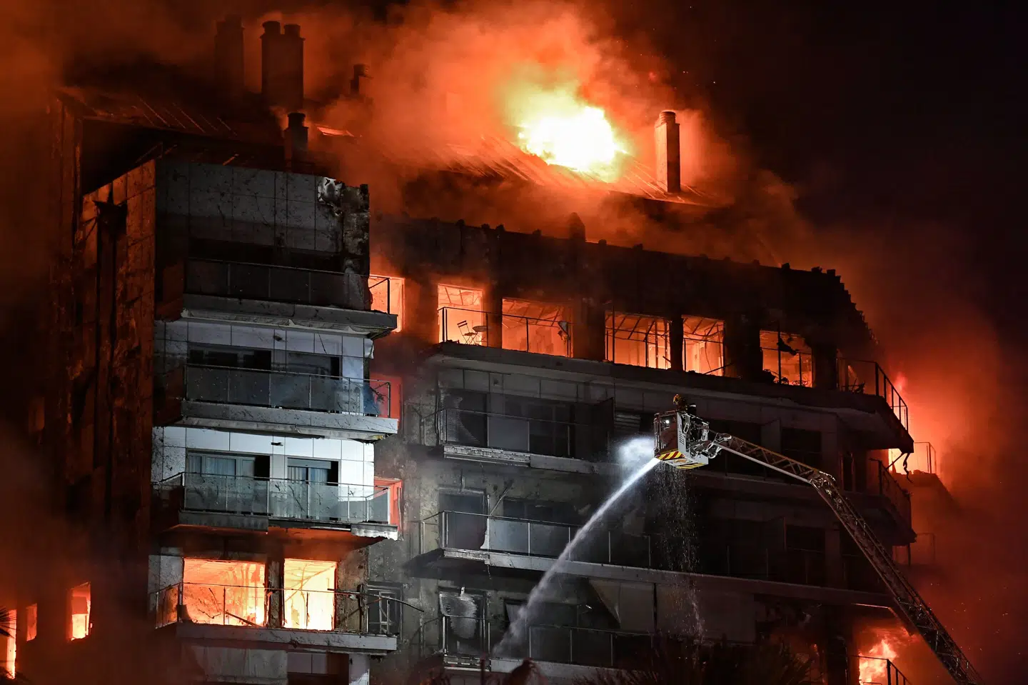 En kæmpe brand er brudt ud i en boligblok i den spanske havneby Valencia. Mindst 13 er kommet til skade, lyder det fra spanske myndigheder.