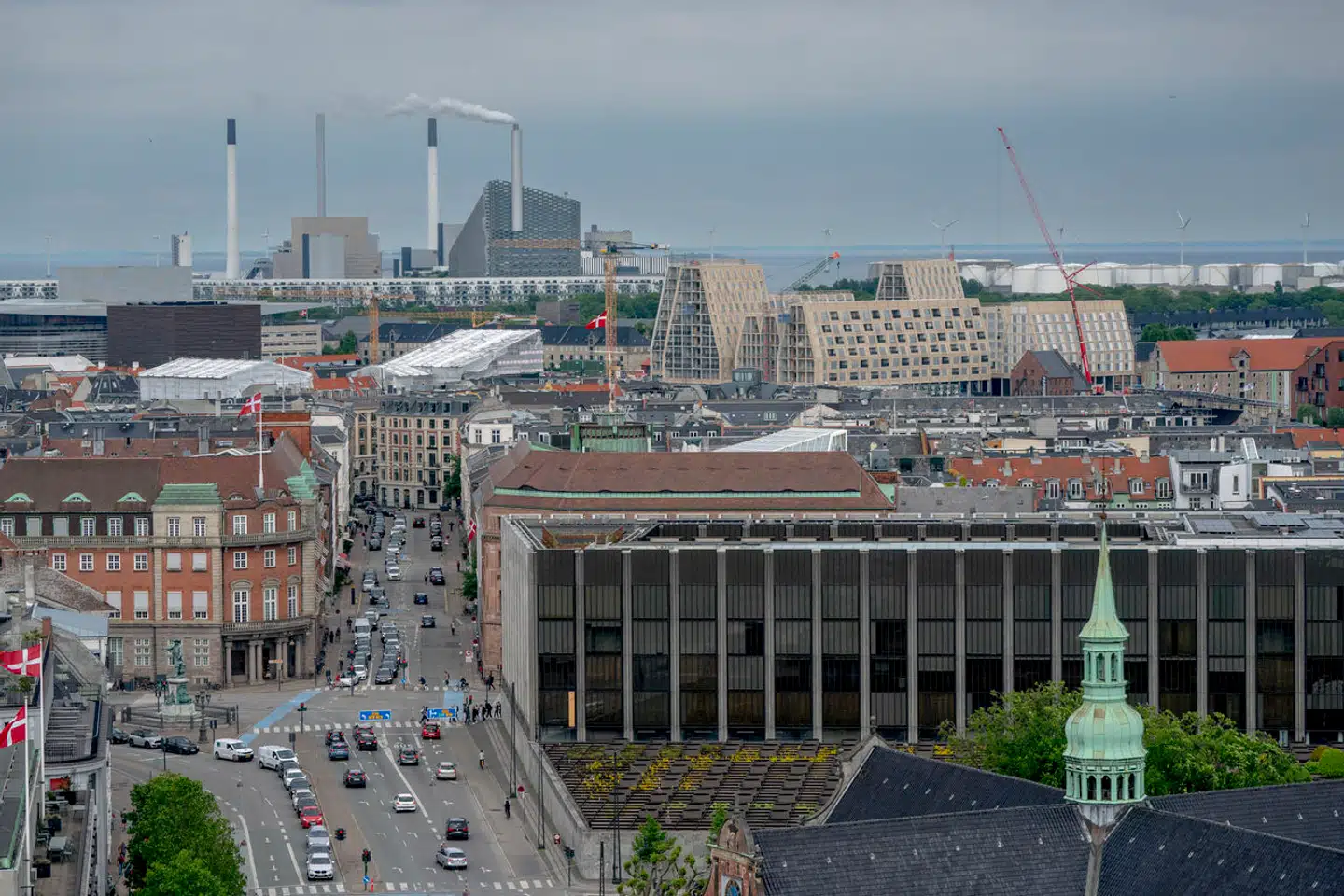 Byggeriet opfordres til at holde dampen oppe. Det er lettere sagt end gjort, mener både direktør i Boligøkonomisk Videncenter og direktøren for Dansk Industri Byggeri.