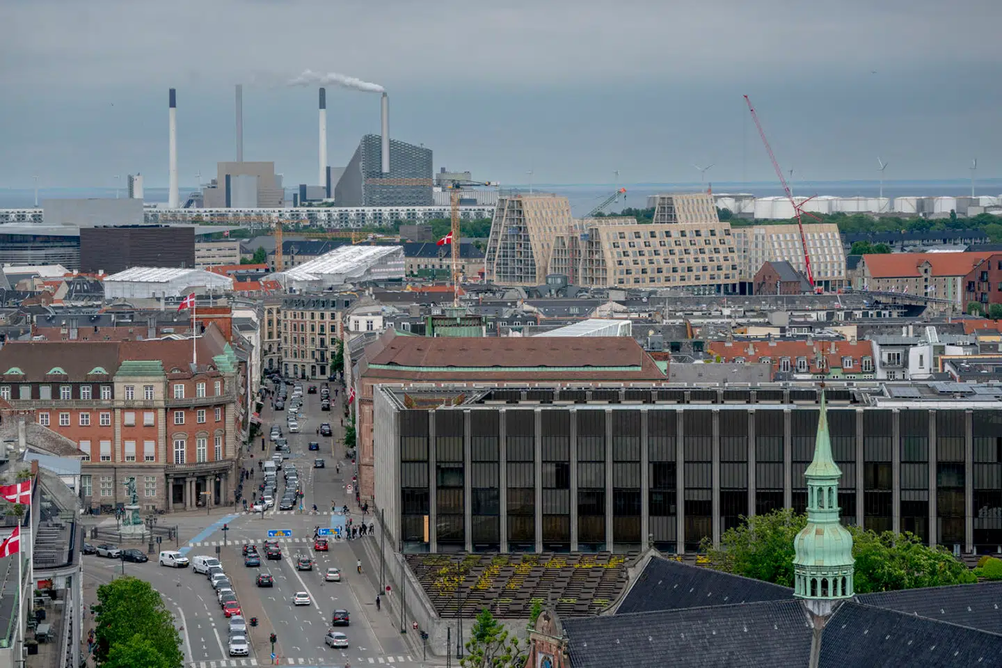 Byggeriet opfordres til at holde dampen oppe. Det er lettere sagt end gjort, mener både direktør i Boligøkonomisk Videncenter og direktøren for Dansk Industri Byggeri.