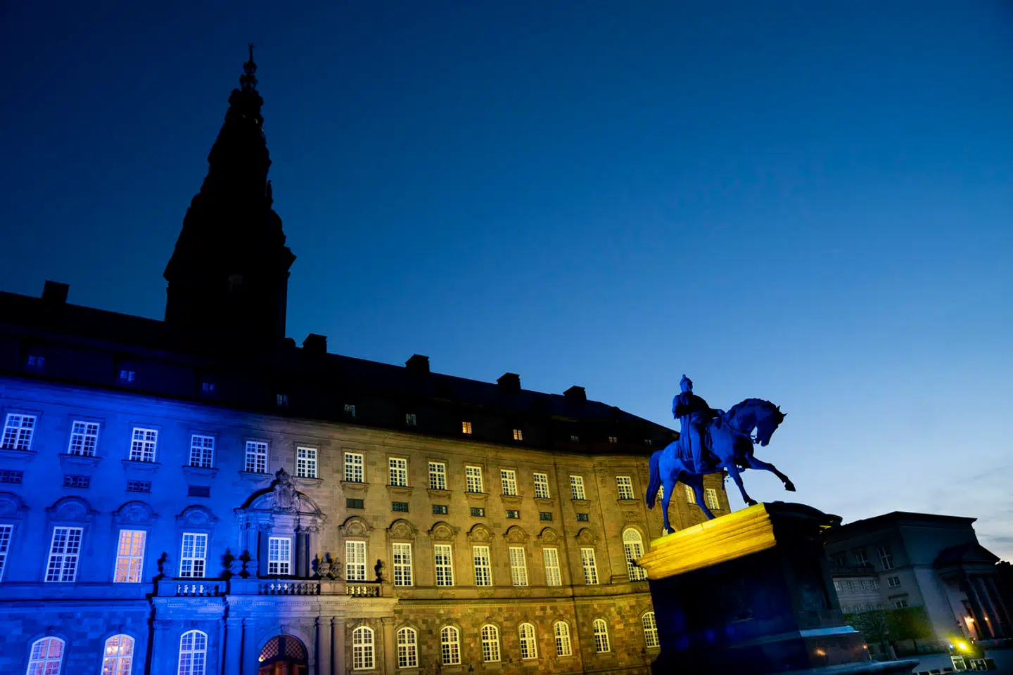 Ukraines blå og gule farver pryder facaden på Christiansborg i København en mandag i maj 2022. I anledning af Europadagen var Christiansborgs facade ud mod Slotspladsen lyst op i det ukrainske flags farver.