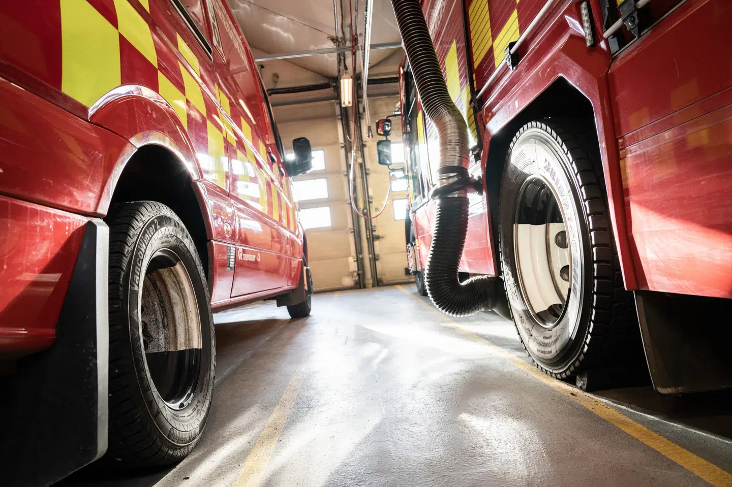Brandvæsenet var fredag morgen til stede på Hillerødmotorvejen, hvor en bil brændte i et nødspor. (Arkivfoto).