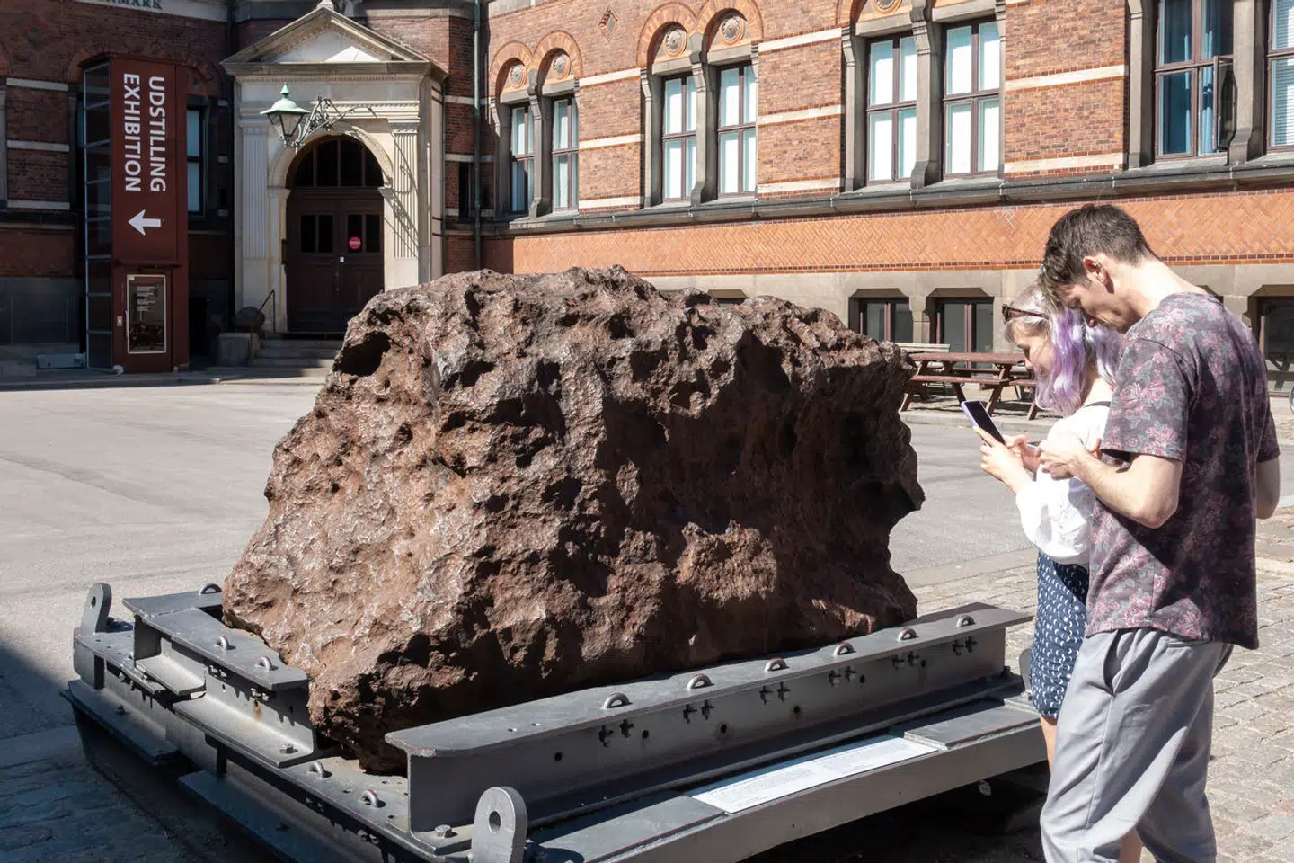 Agpalilik kommer fra rummet, men ligger i dag til skue i en gård i Indre By i København.