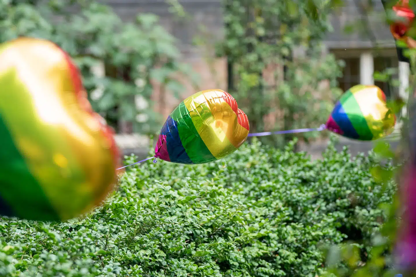 »Løkke sagde altså, at folkekirken bestemte over borgernes rettigheder. Ikke de folkevalgte. Det forklarer til dels, hvorfor der skulle stå 2012 i kalenderen, førend homoseksuelle fik den indlysende lighed for kærligheden,« skriver Anders Stjernholm.